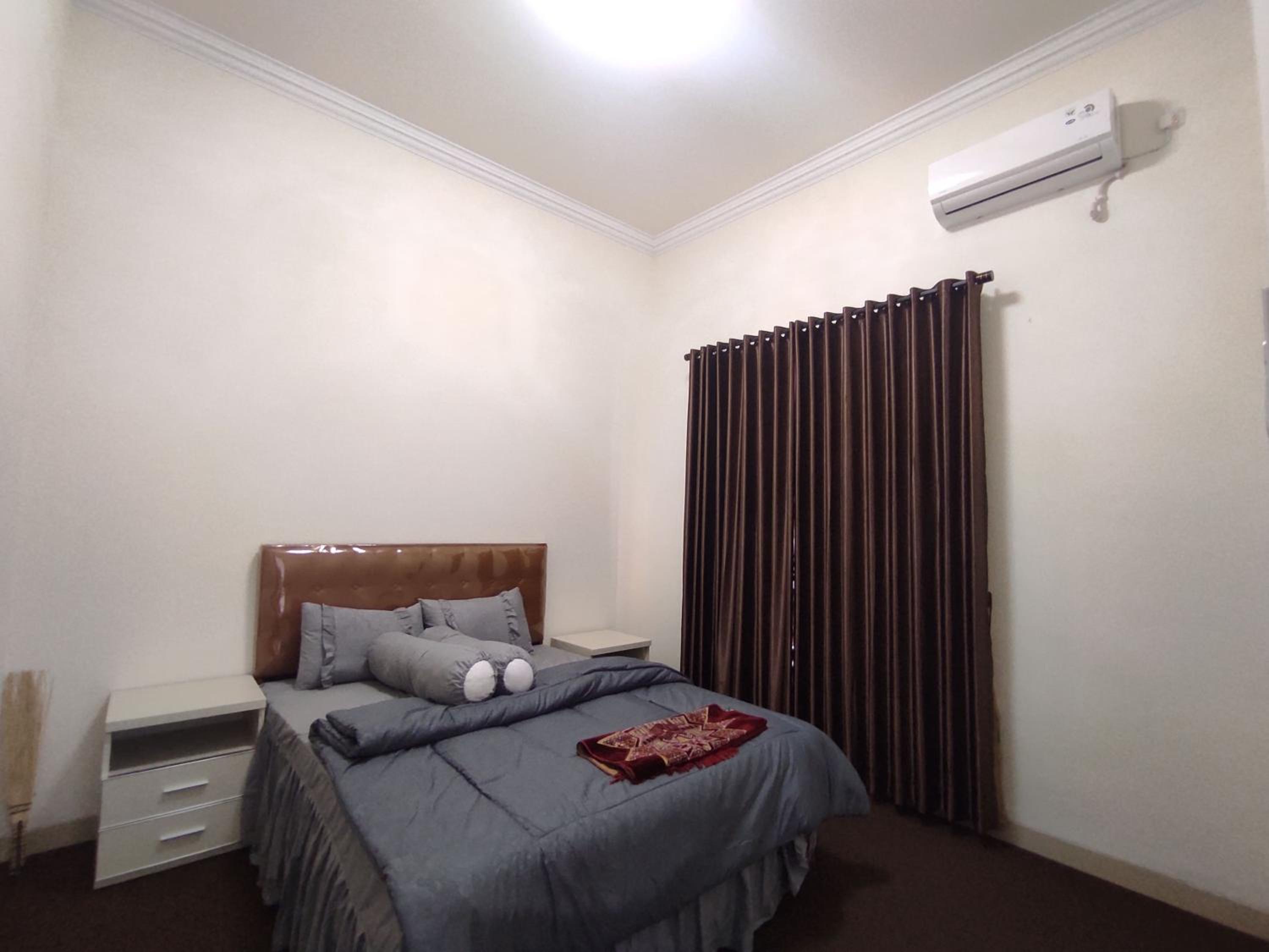 Five-Bedroom House - Photo 1