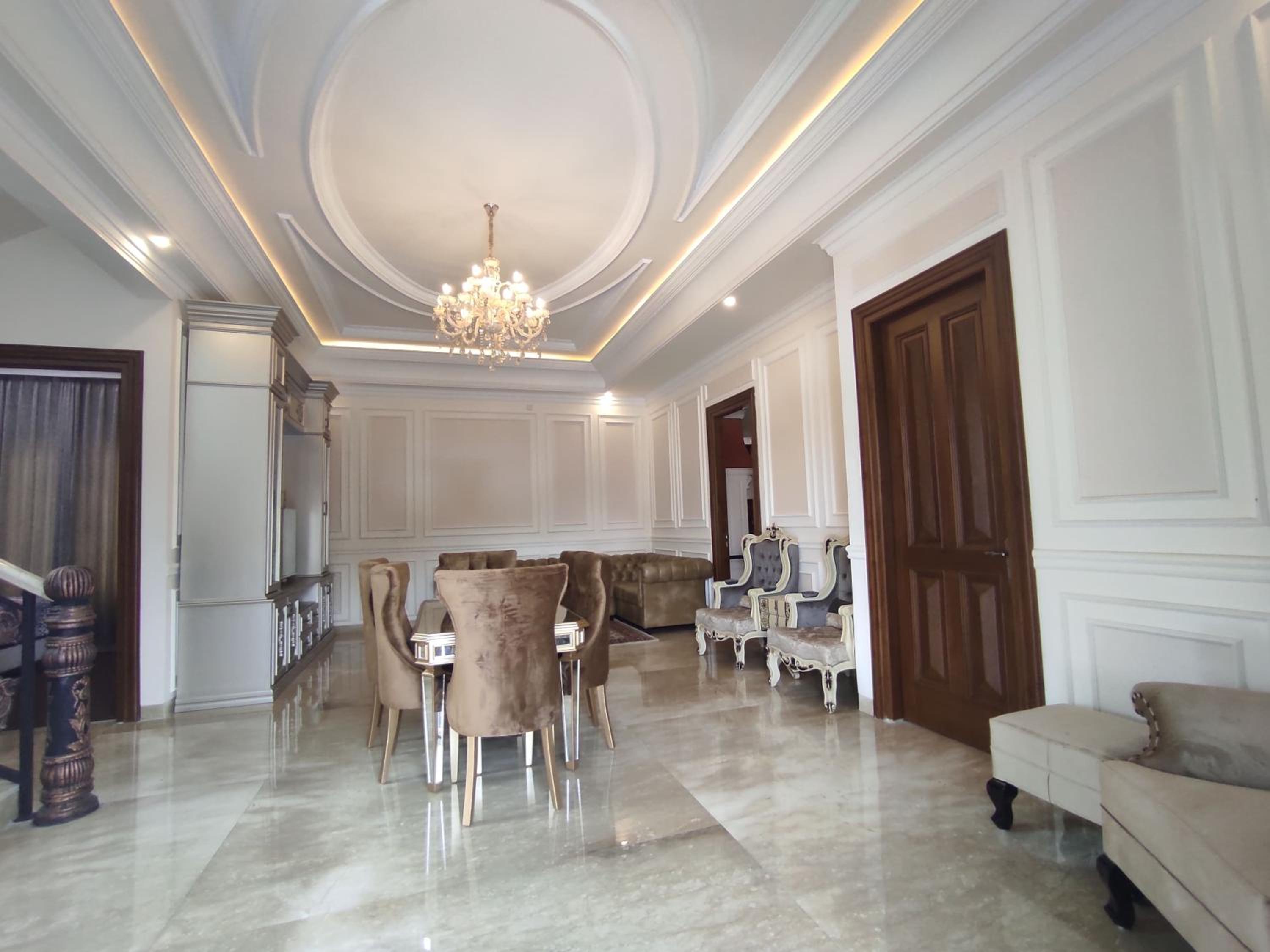 Five-Bedroom House - Photo 16