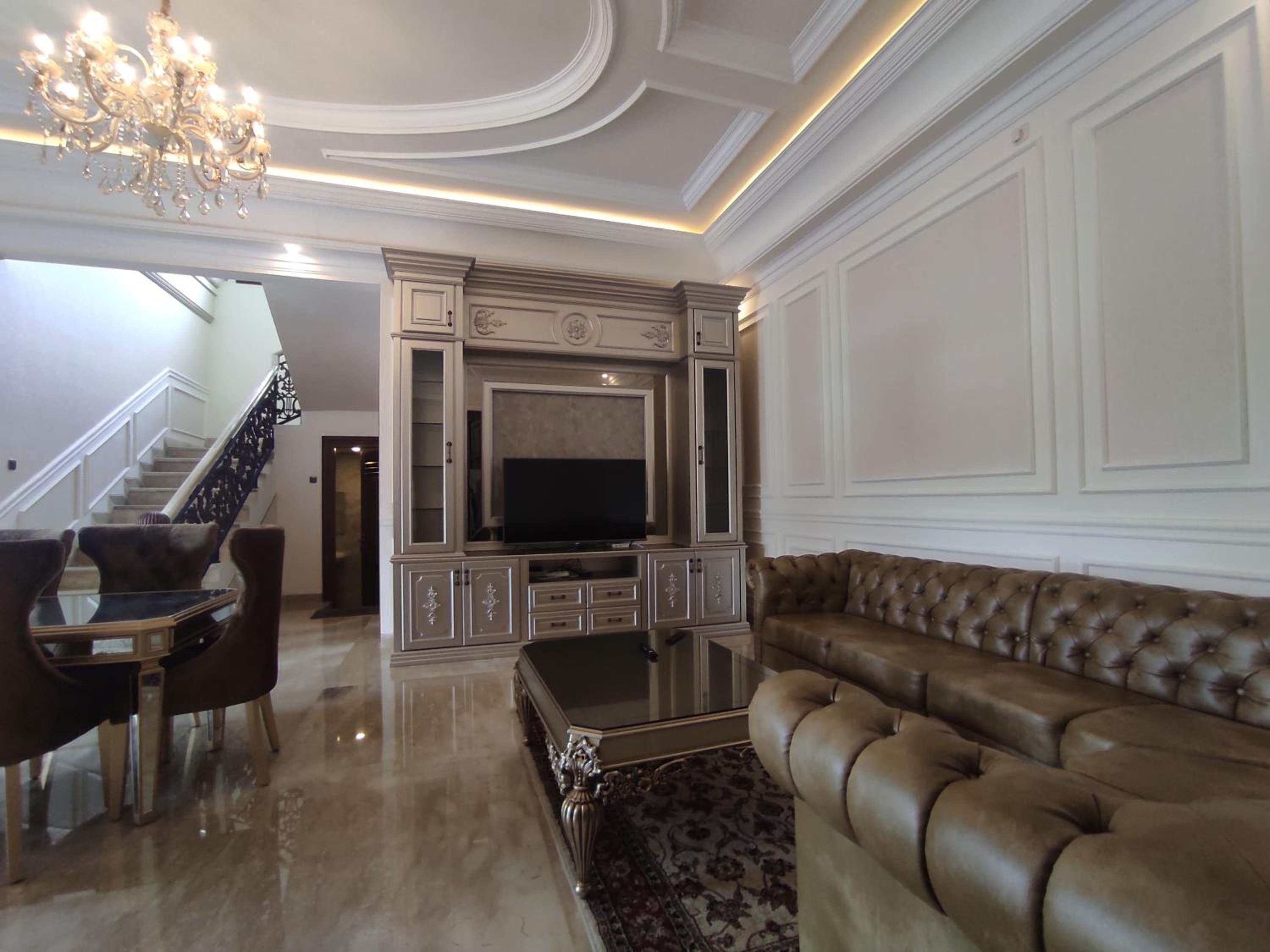 Five-Bedroom House - Photo 13