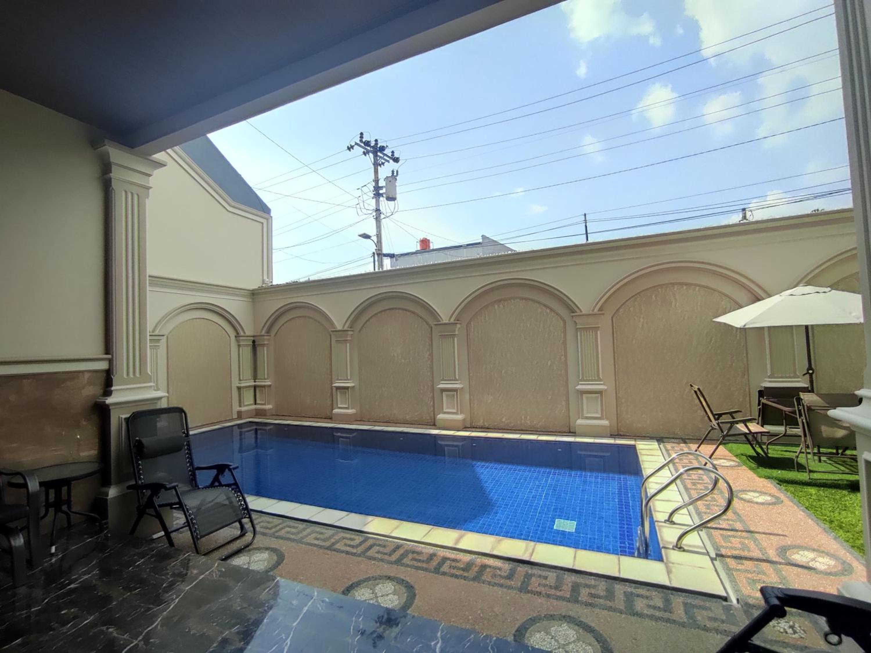 Five-Bedroom House - Photo 12