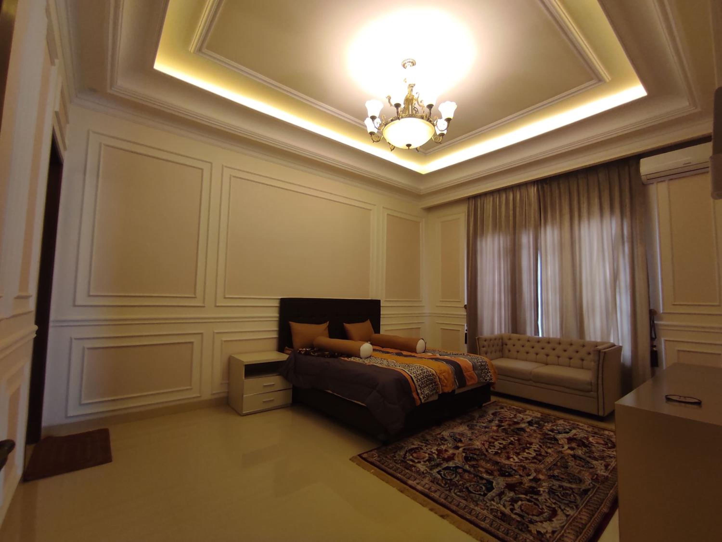 Five-Bedroom House - Photo 10