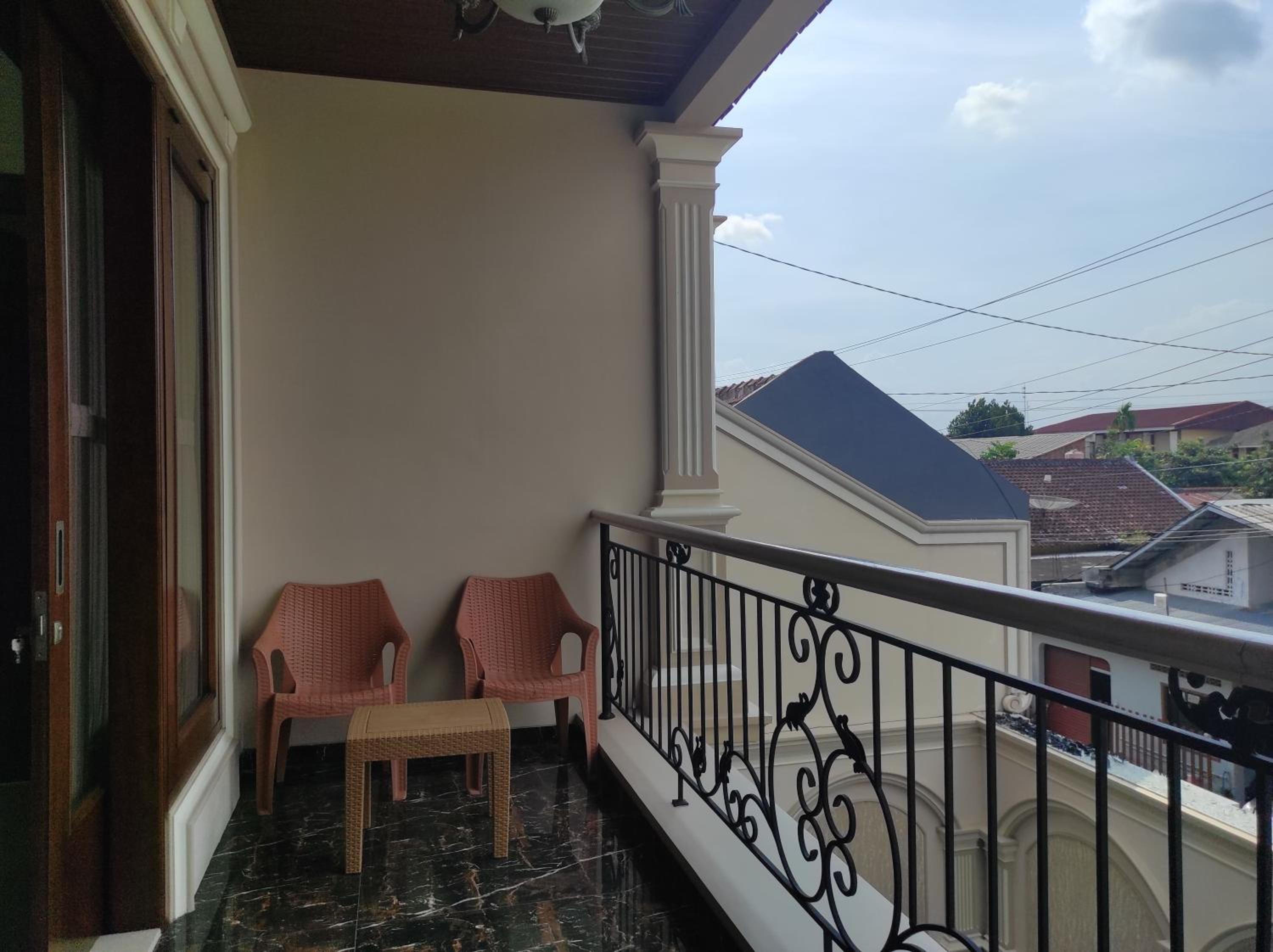 Five-Bedroom House - Photo 8