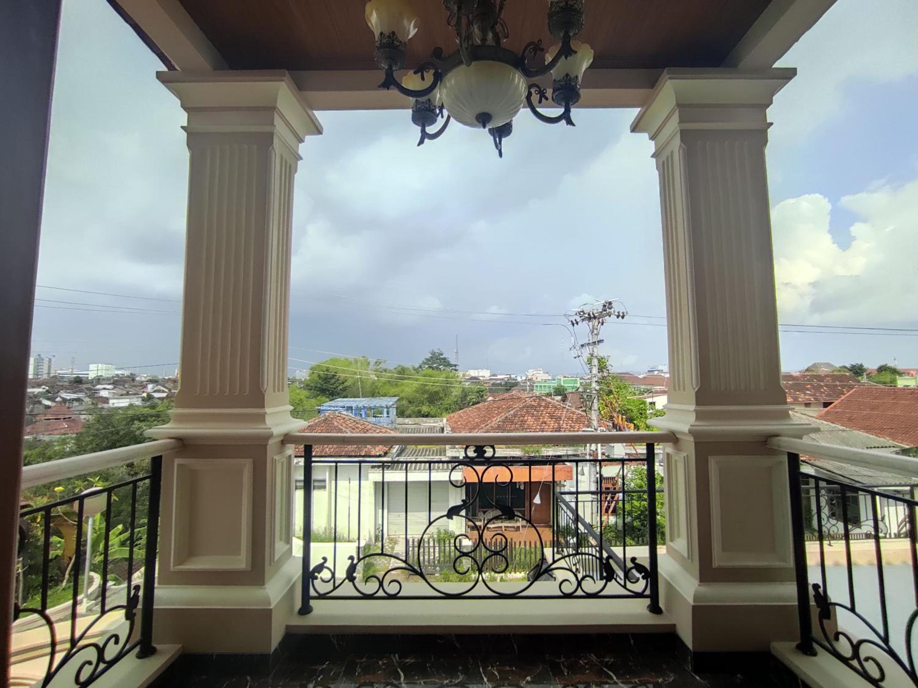 Five-Bedroom House - Photo 6