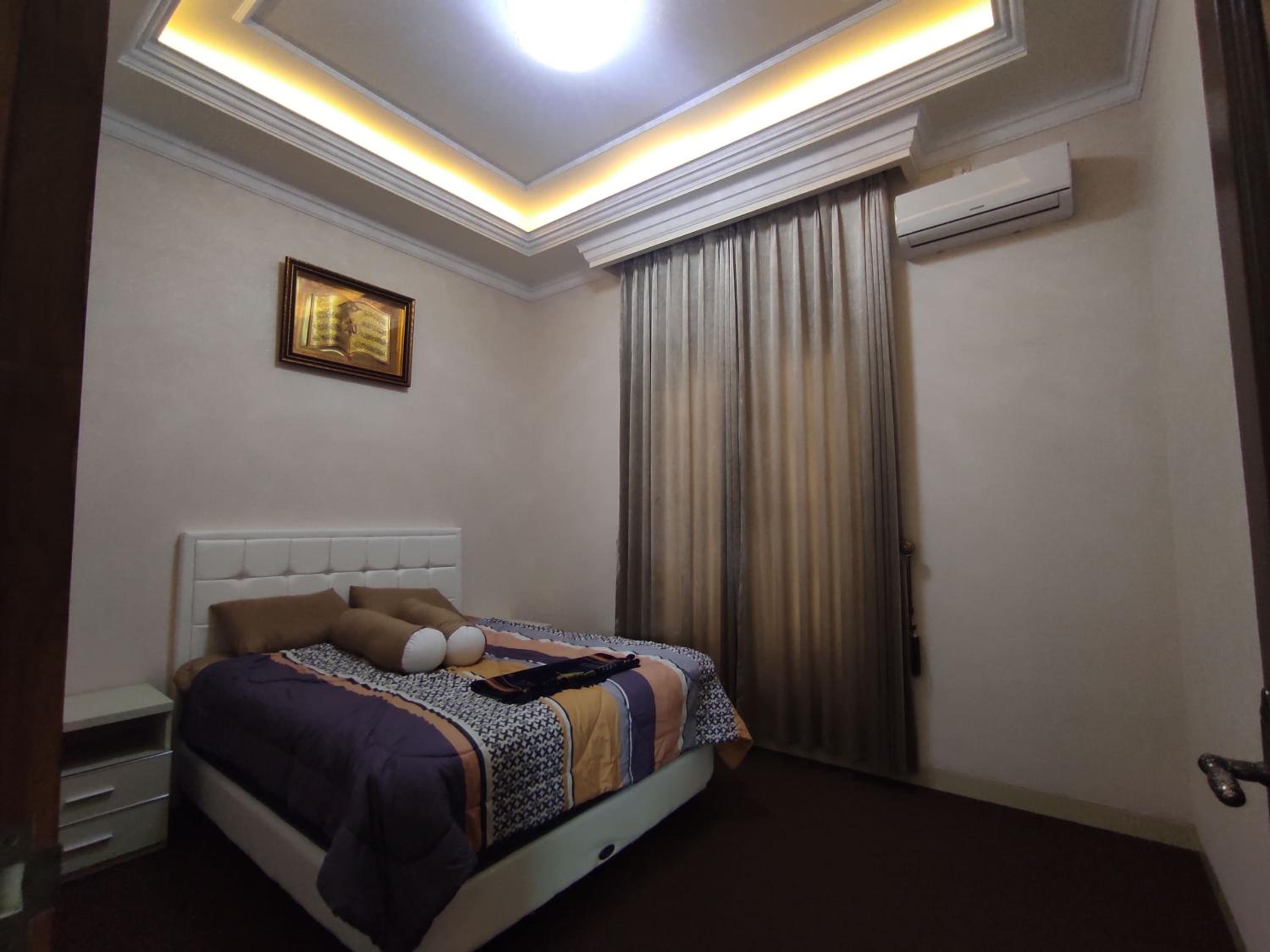 Five-Bedroom House - Photo 5