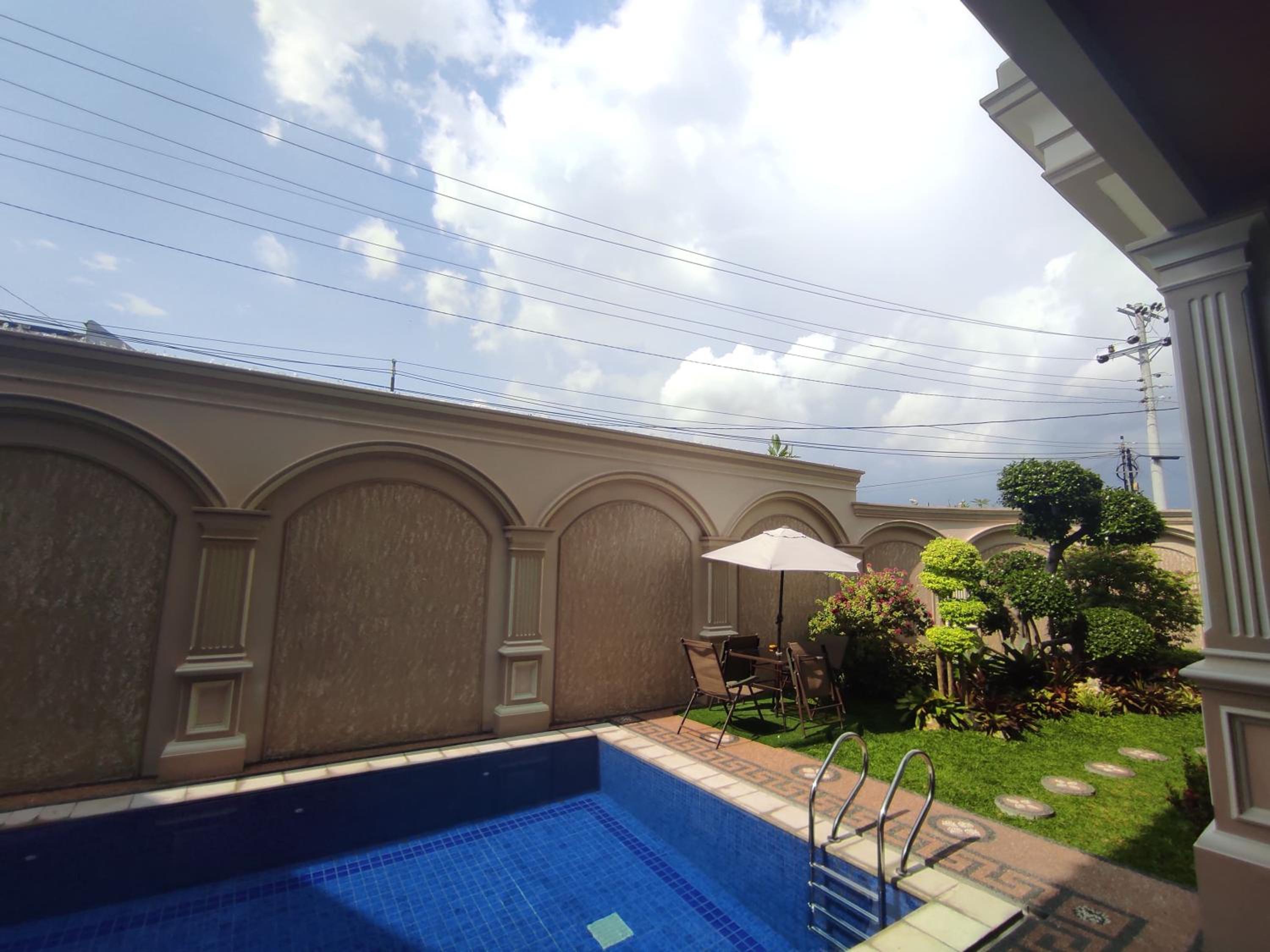 Five-Bedroom House - Photo 4