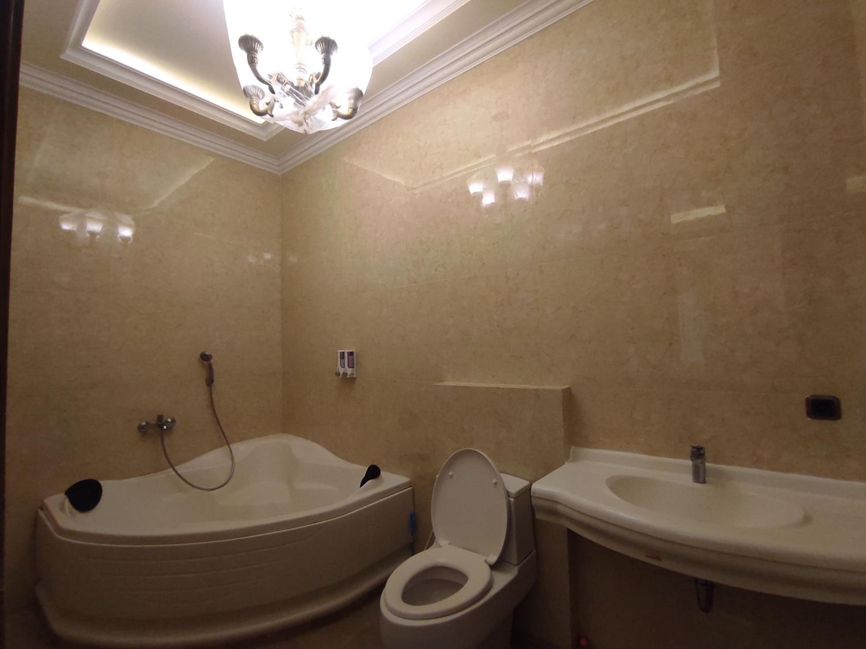 Five-Bedroom House - Photo 38