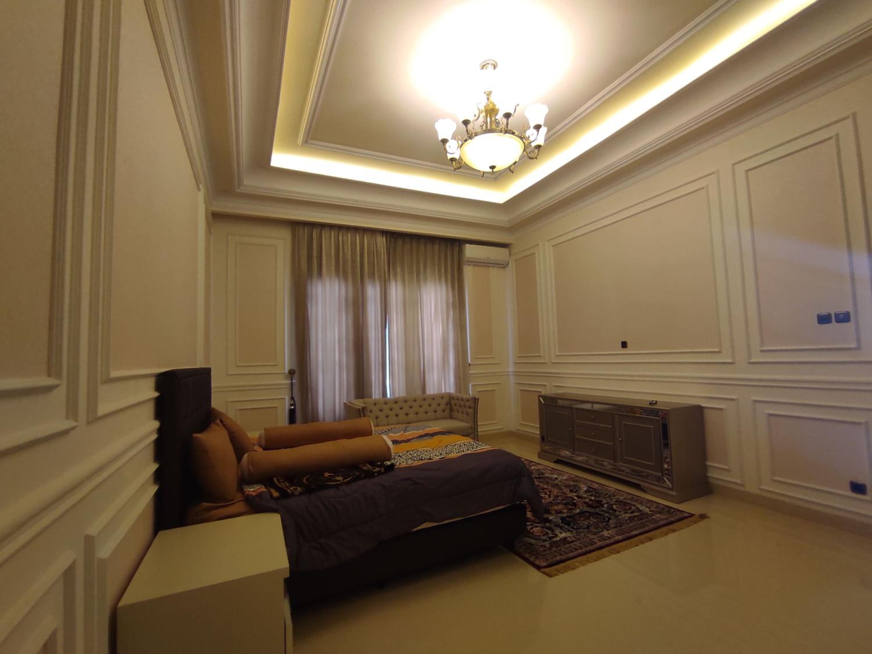 Five-Bedroom House - Photo 36