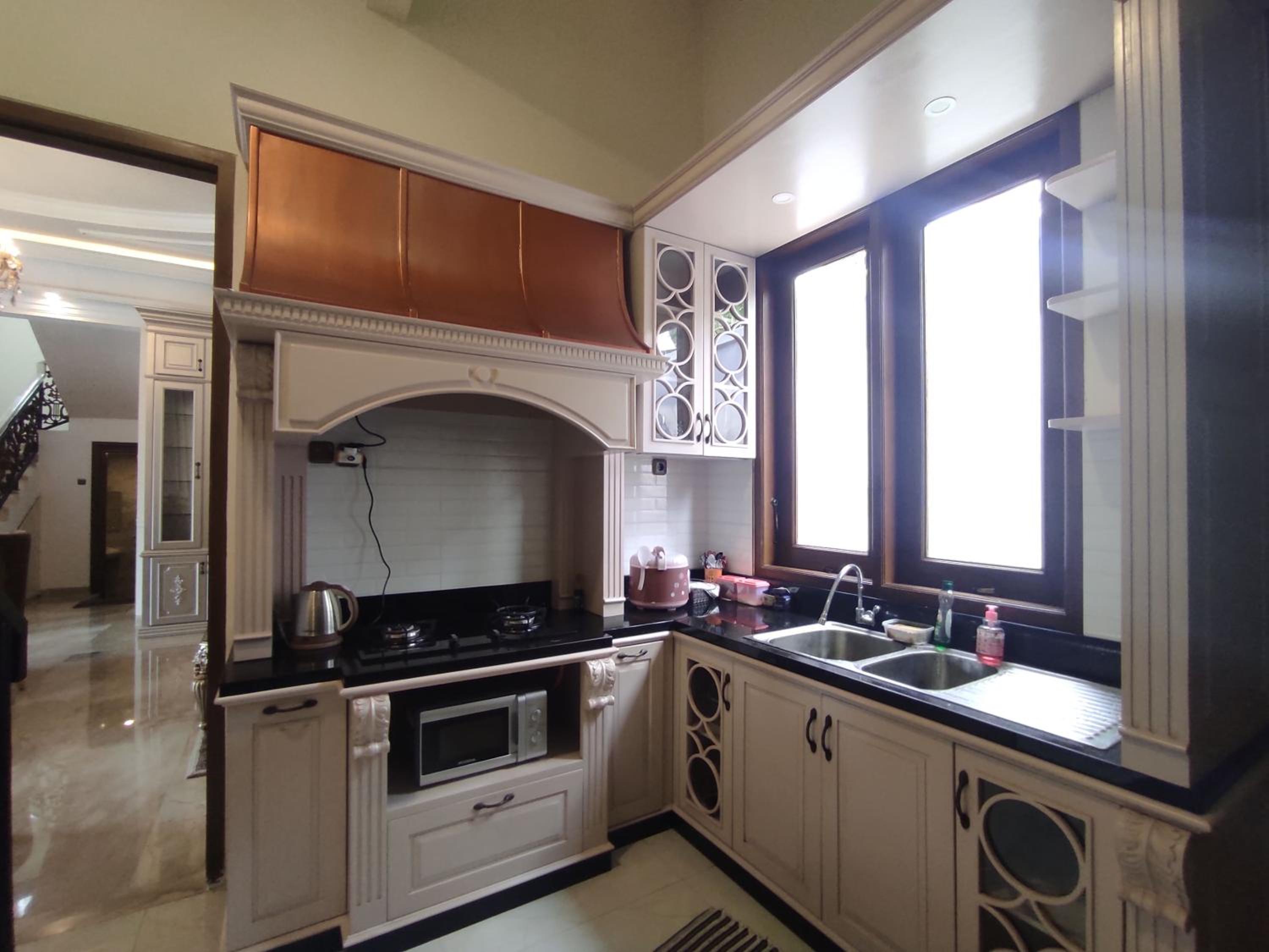 Five-Bedroom House - Photo 35