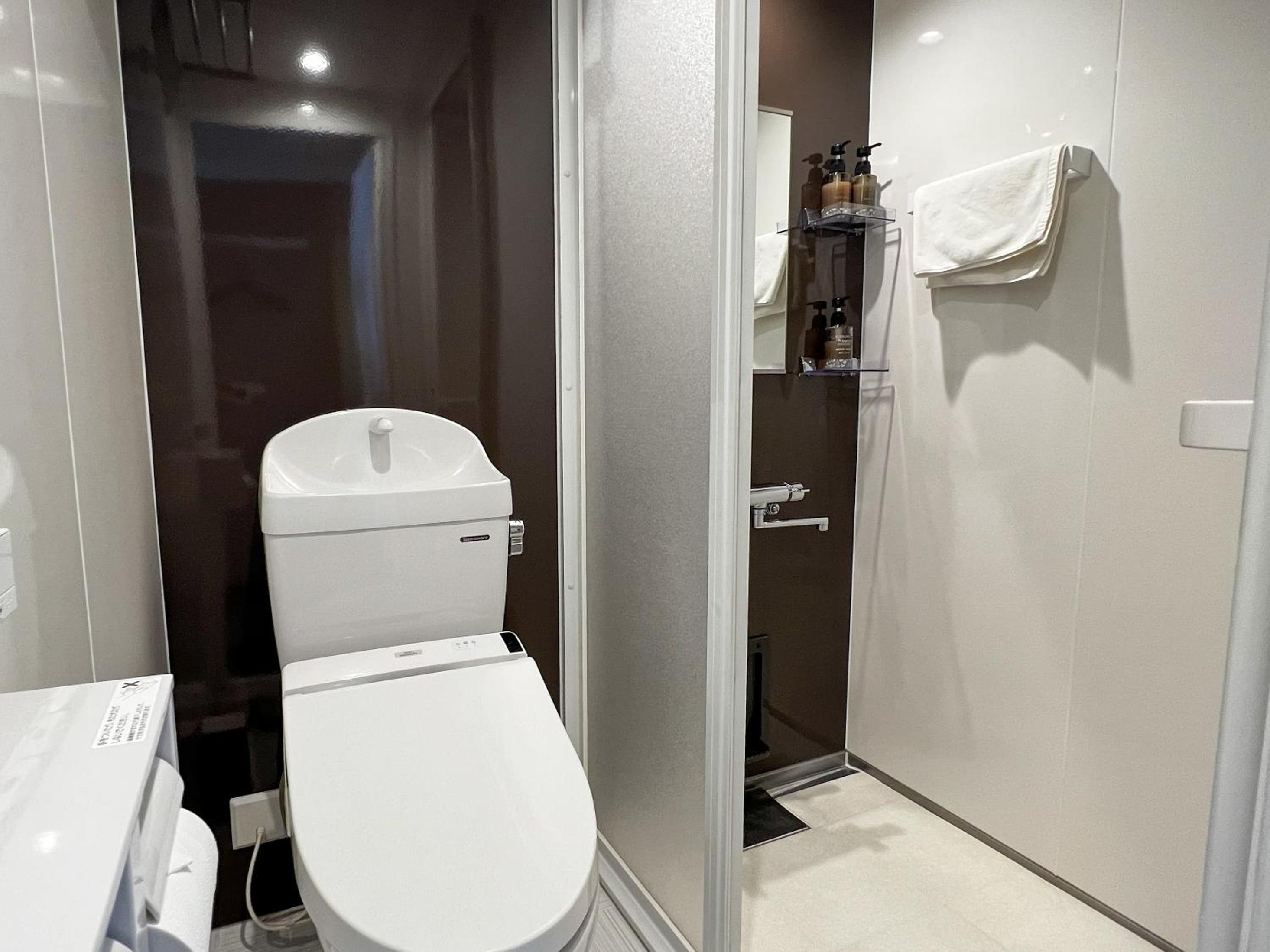 	Superior Twin Room with Shower-Lake View - Non-Smoking - Photo 5