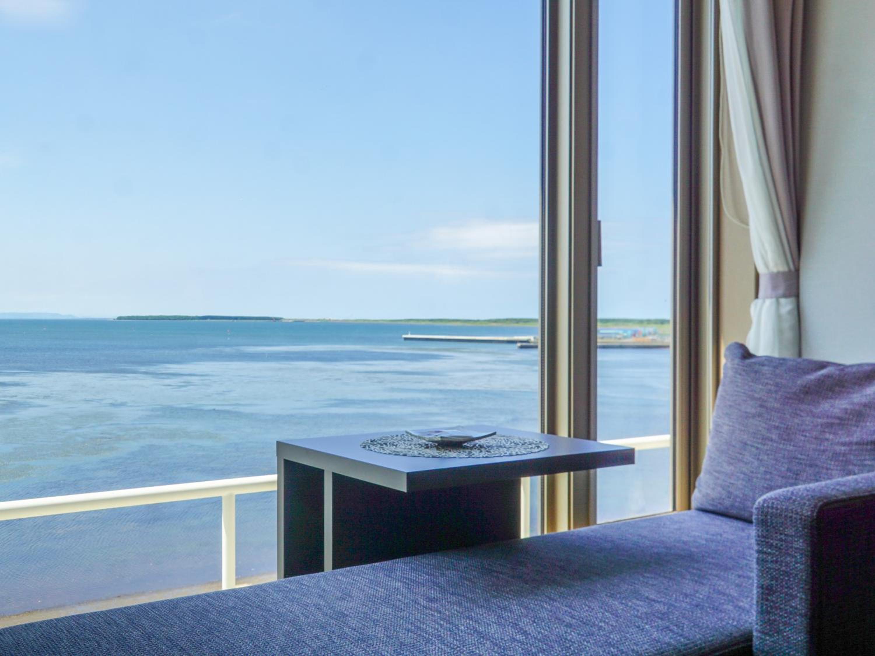 	Superior Twin Room with Shower-Lake View - Non-Smoking - Photo 6