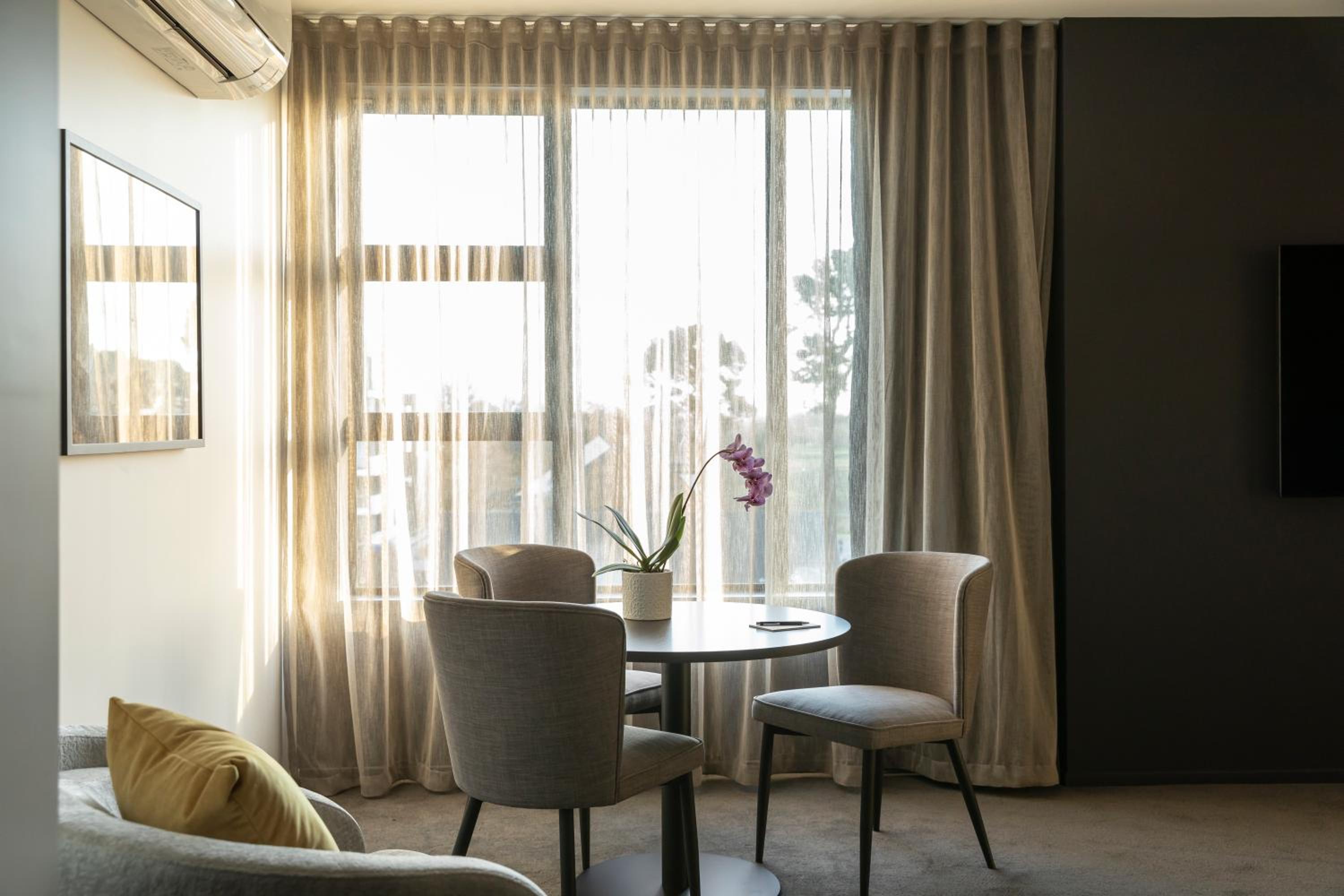 Mayfair Deluxe Suite - Photo 9