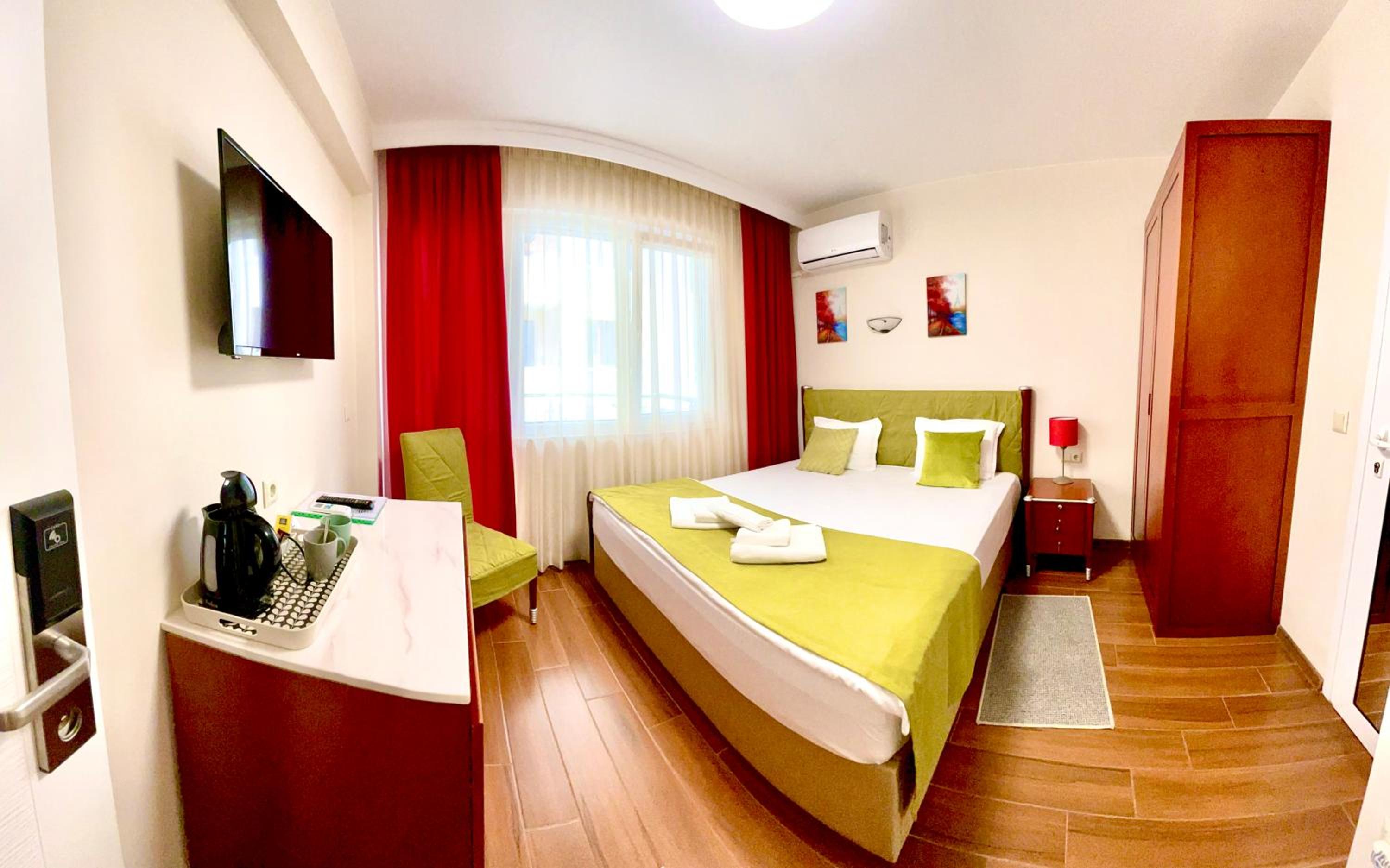 Deluxe Double Room with Balcony photo 3