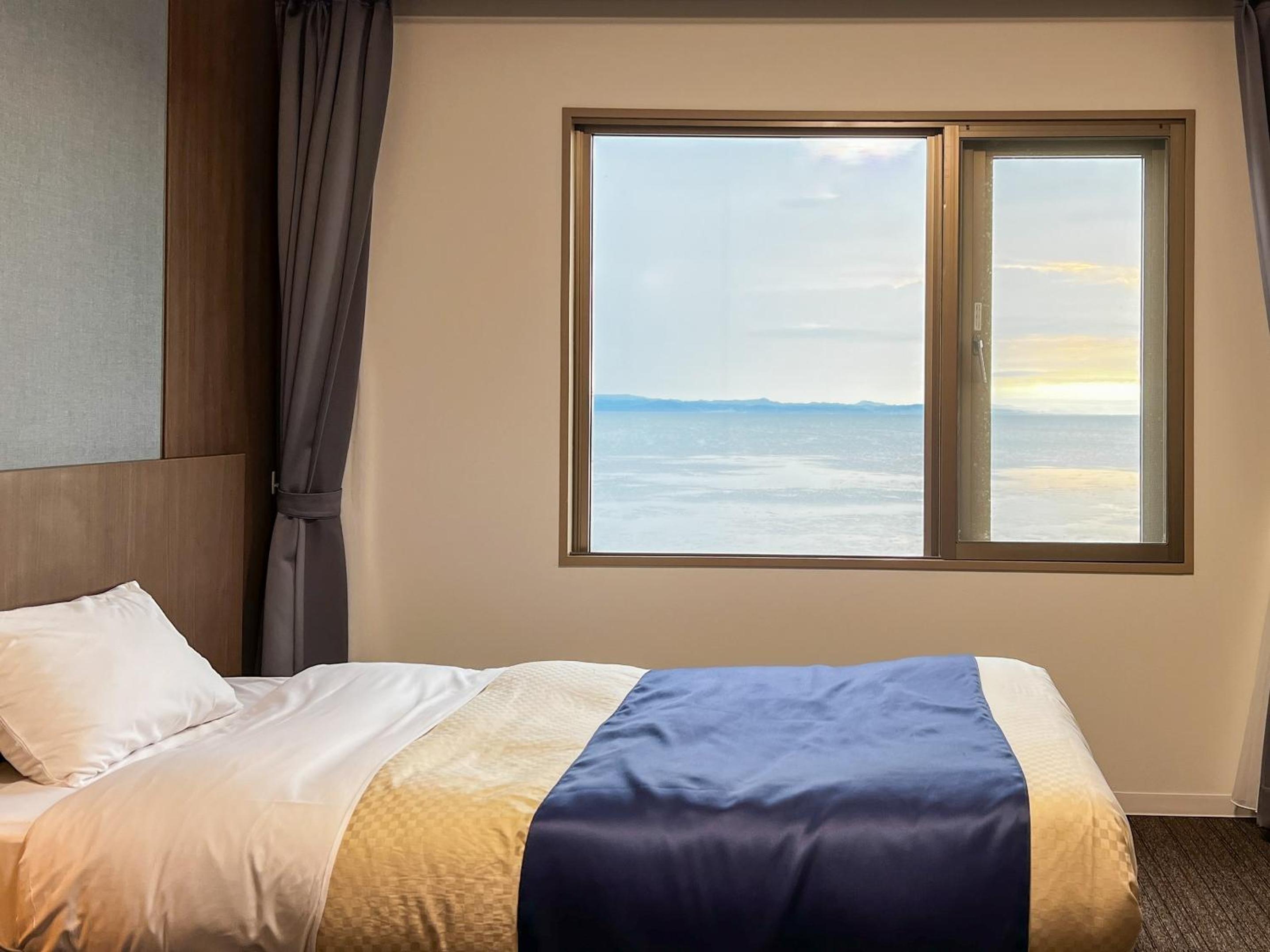 Standard Twin Room with Shower-Lake View - Non-Smoking - Photo 5
