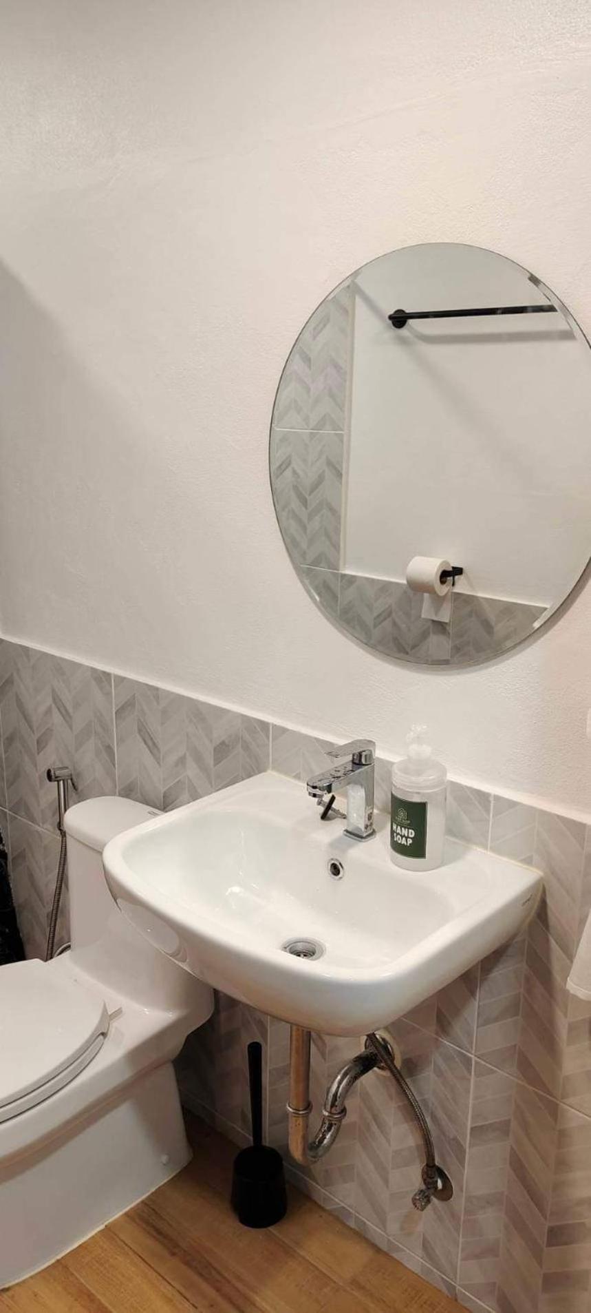 Twin Room with Private Bathroom - Photo 7