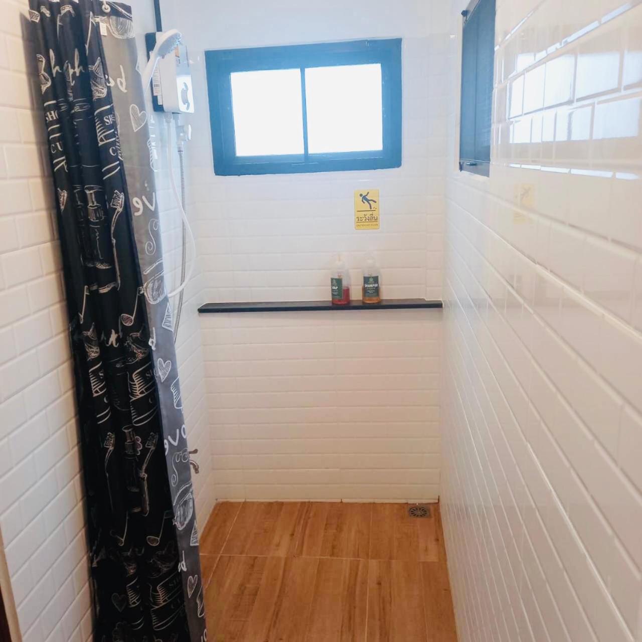 Double Room with Private Bathroom - Photo 6