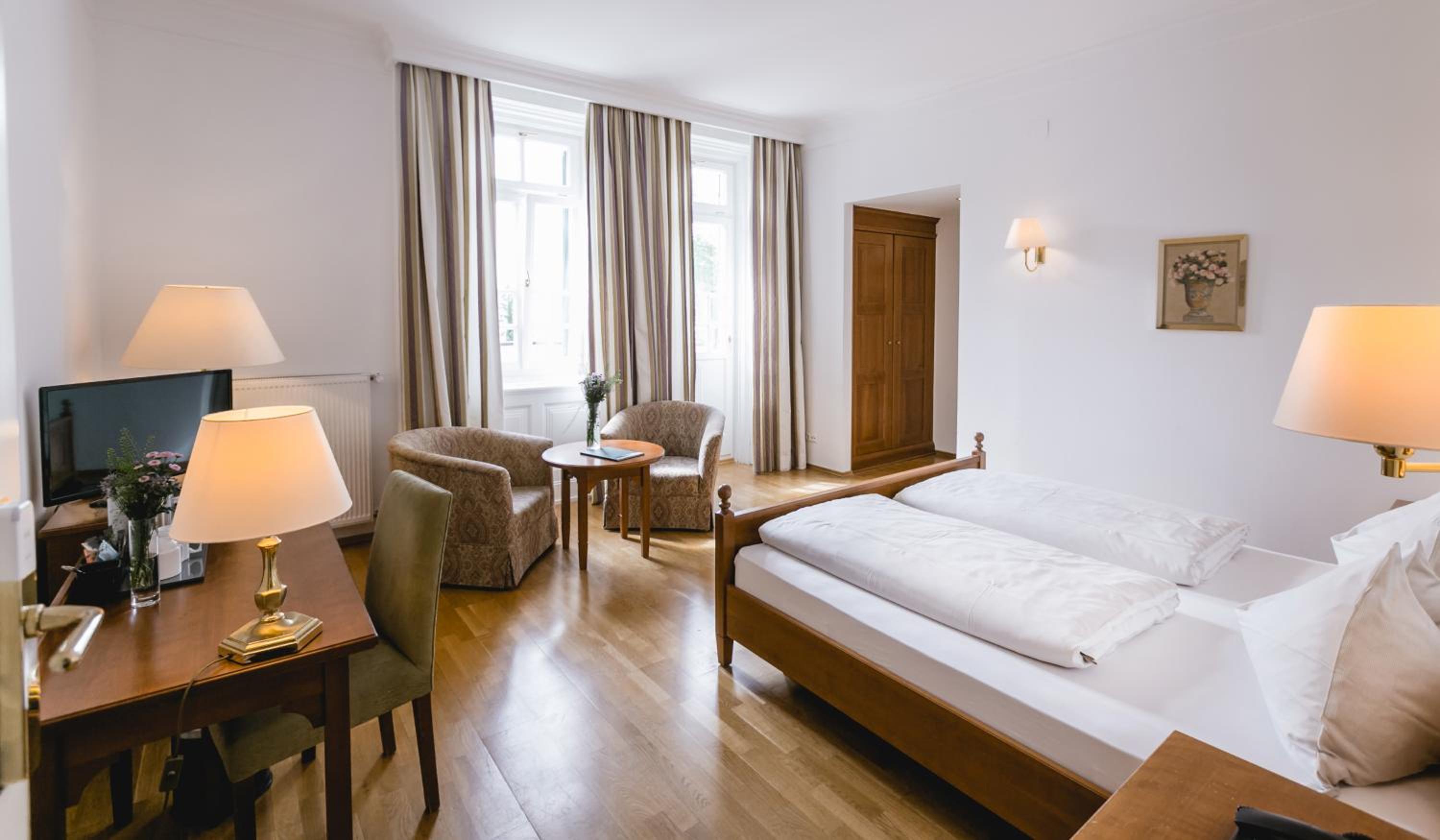 Double Room with Lake View - Photo 7