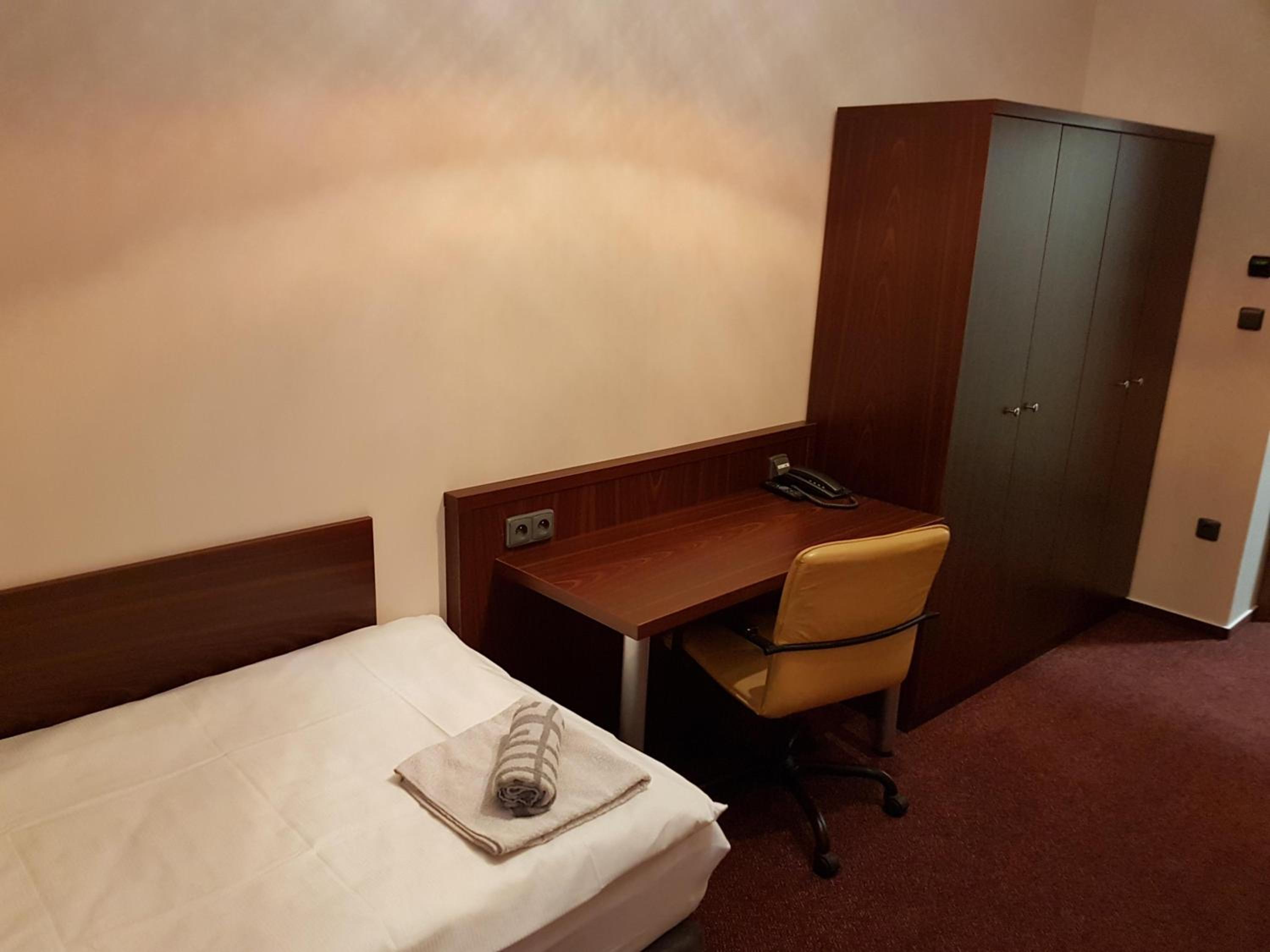 Twin Room with Bathroom photo 3