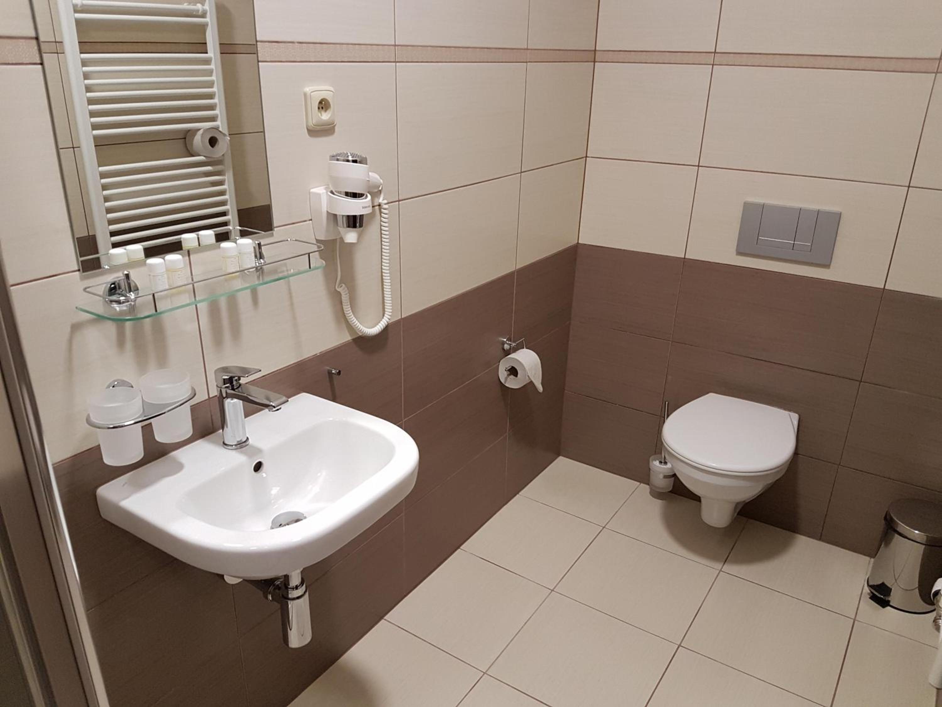 Twin Room with Bathroom photo 2