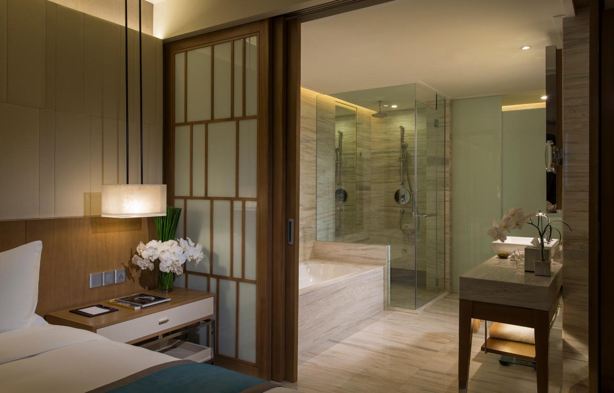 Premium King Room with City View photo 2
