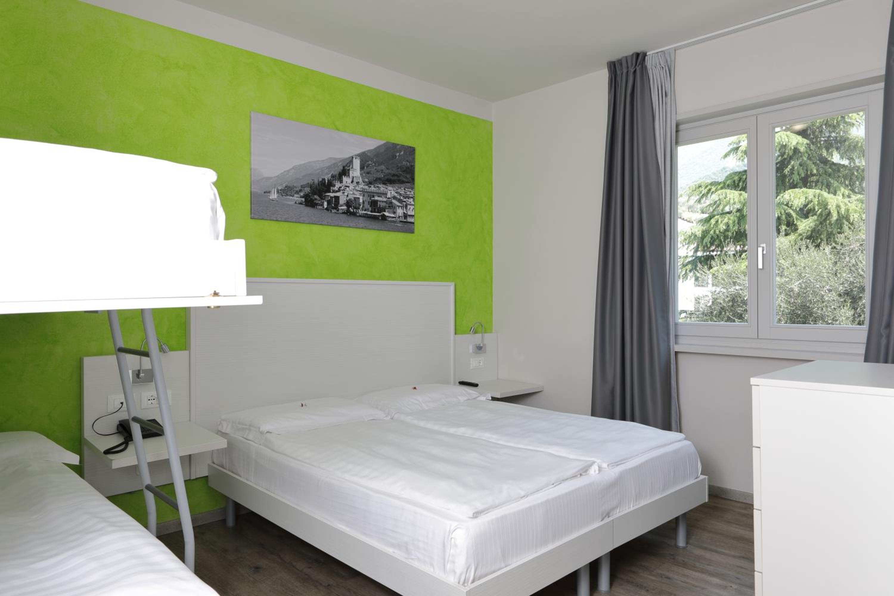 Basic Quadruple Room photo 3