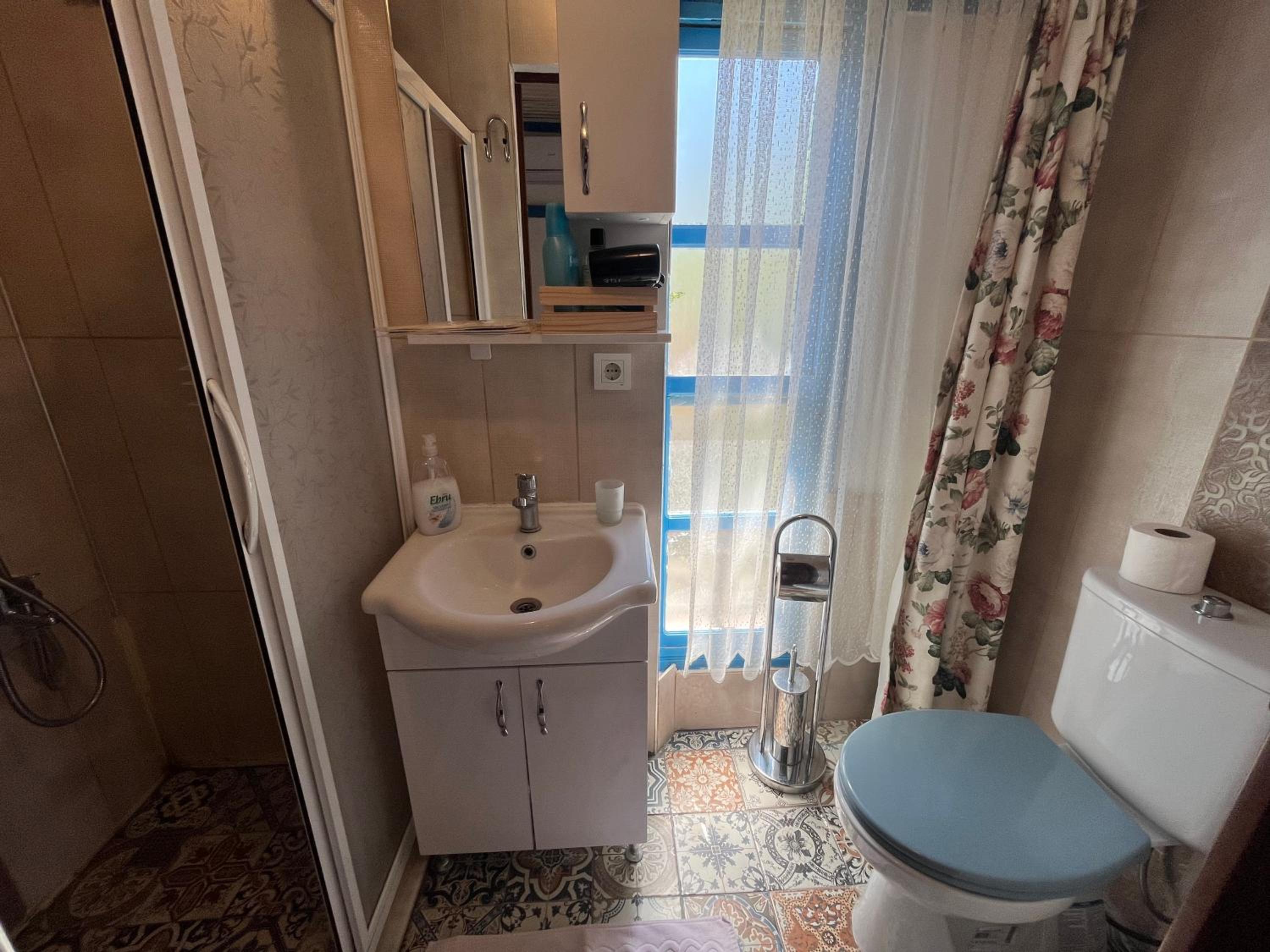Deluxe Double Room (2 Adults + 1 Child) photo 2