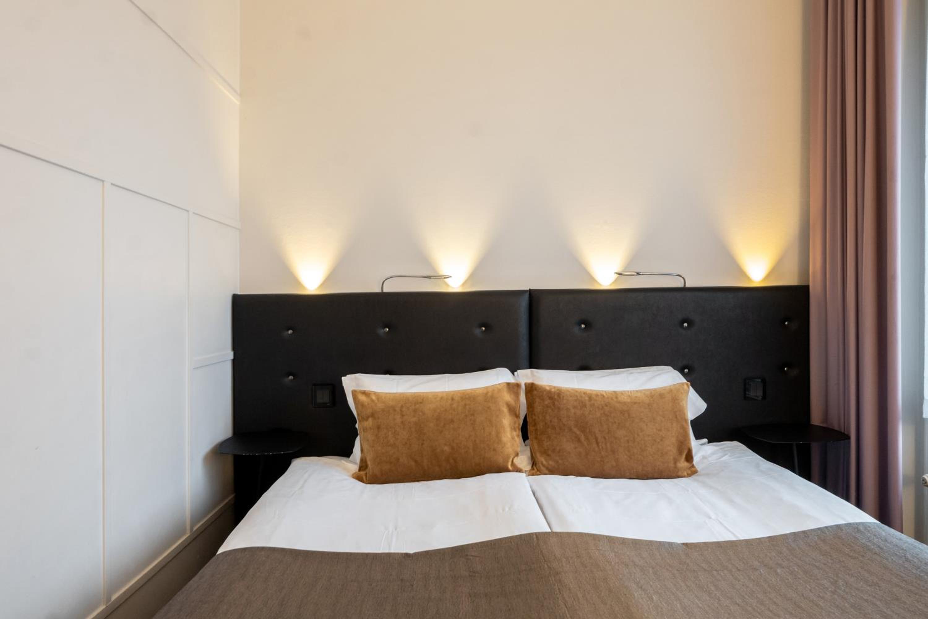 Standard Double Room thumbnail 5