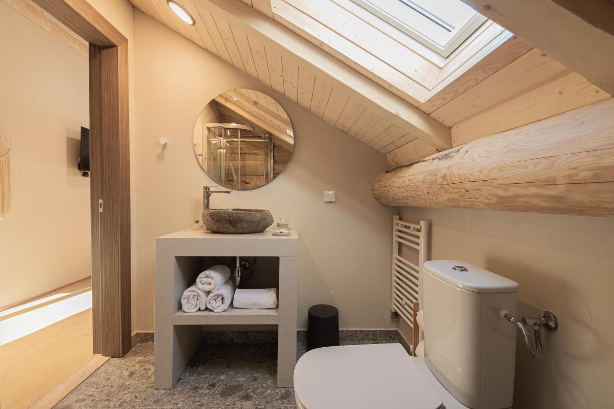 Suite with Hot Tub - Photo 3
