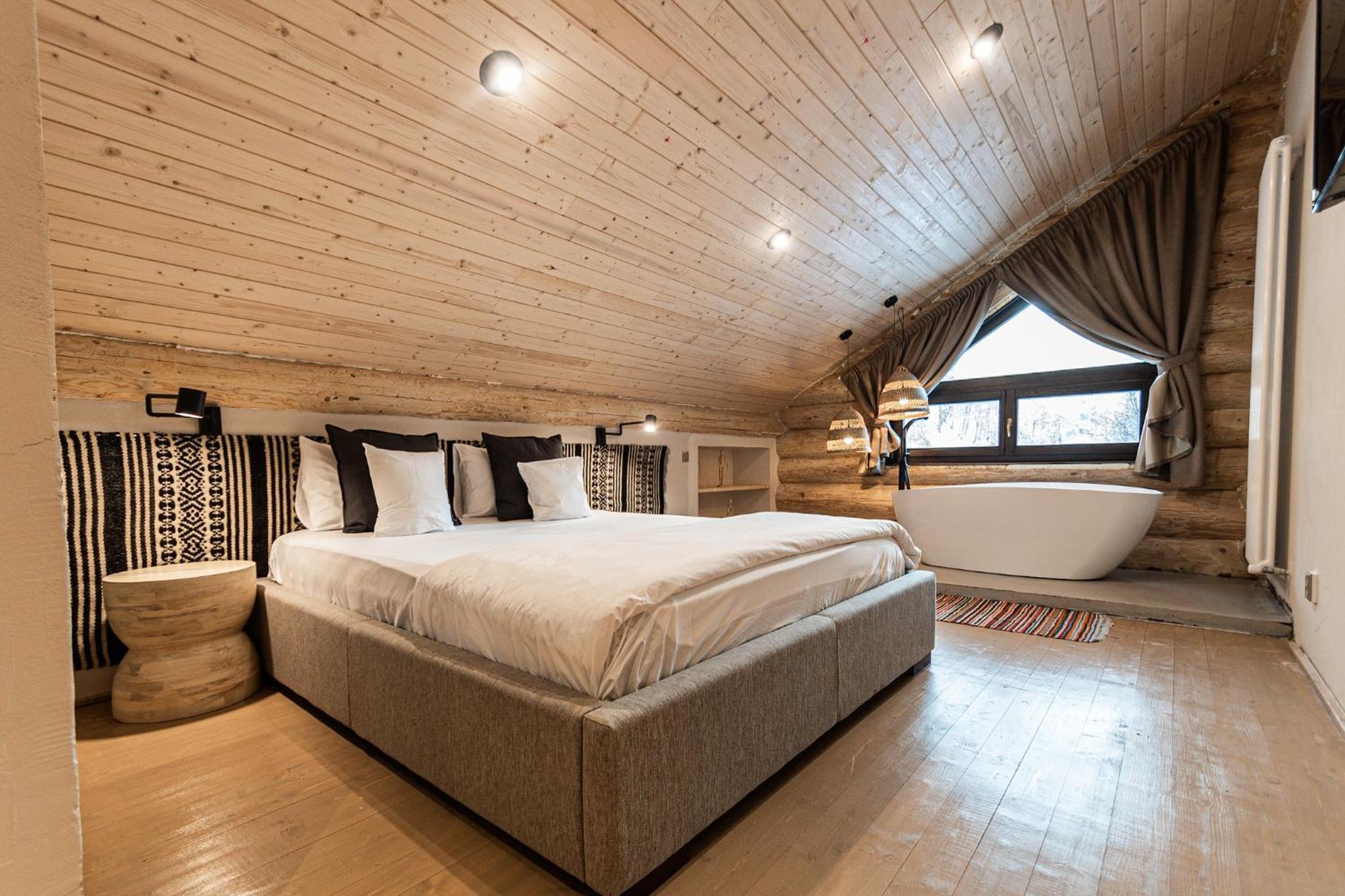 Suite with Hot Tub - Photo 1