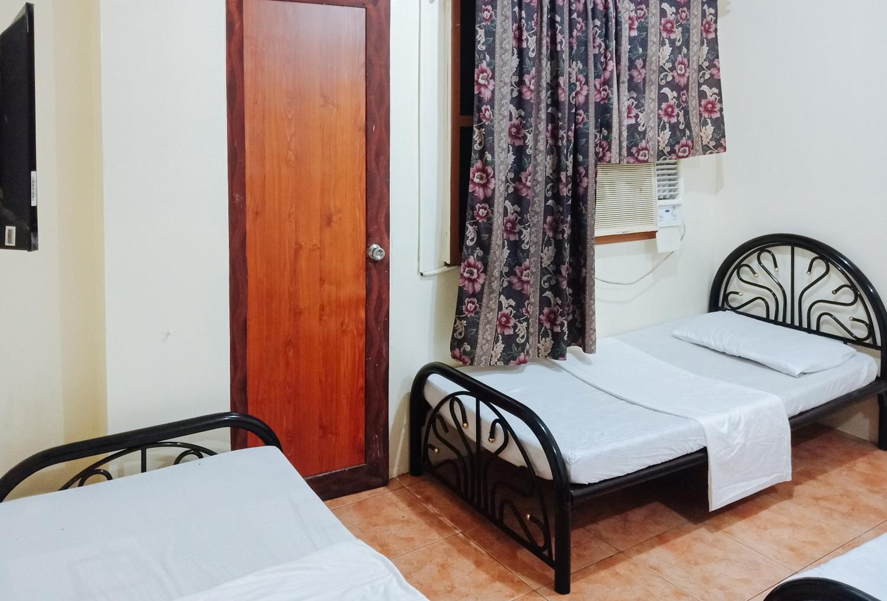 Quadruple Room - Photo 1