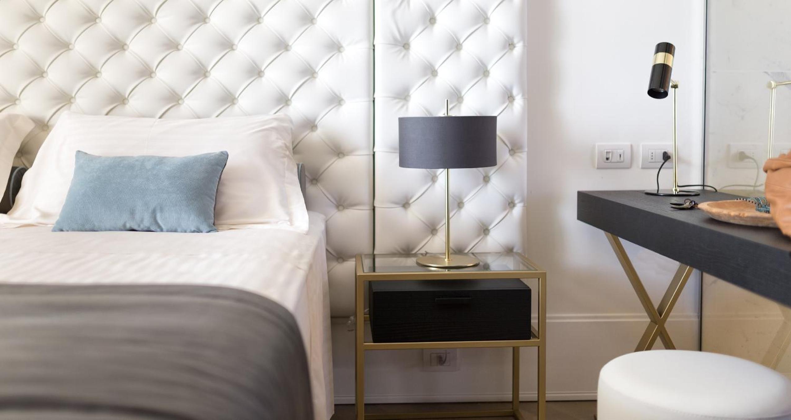 Queen Room with Sea View - Photo 3