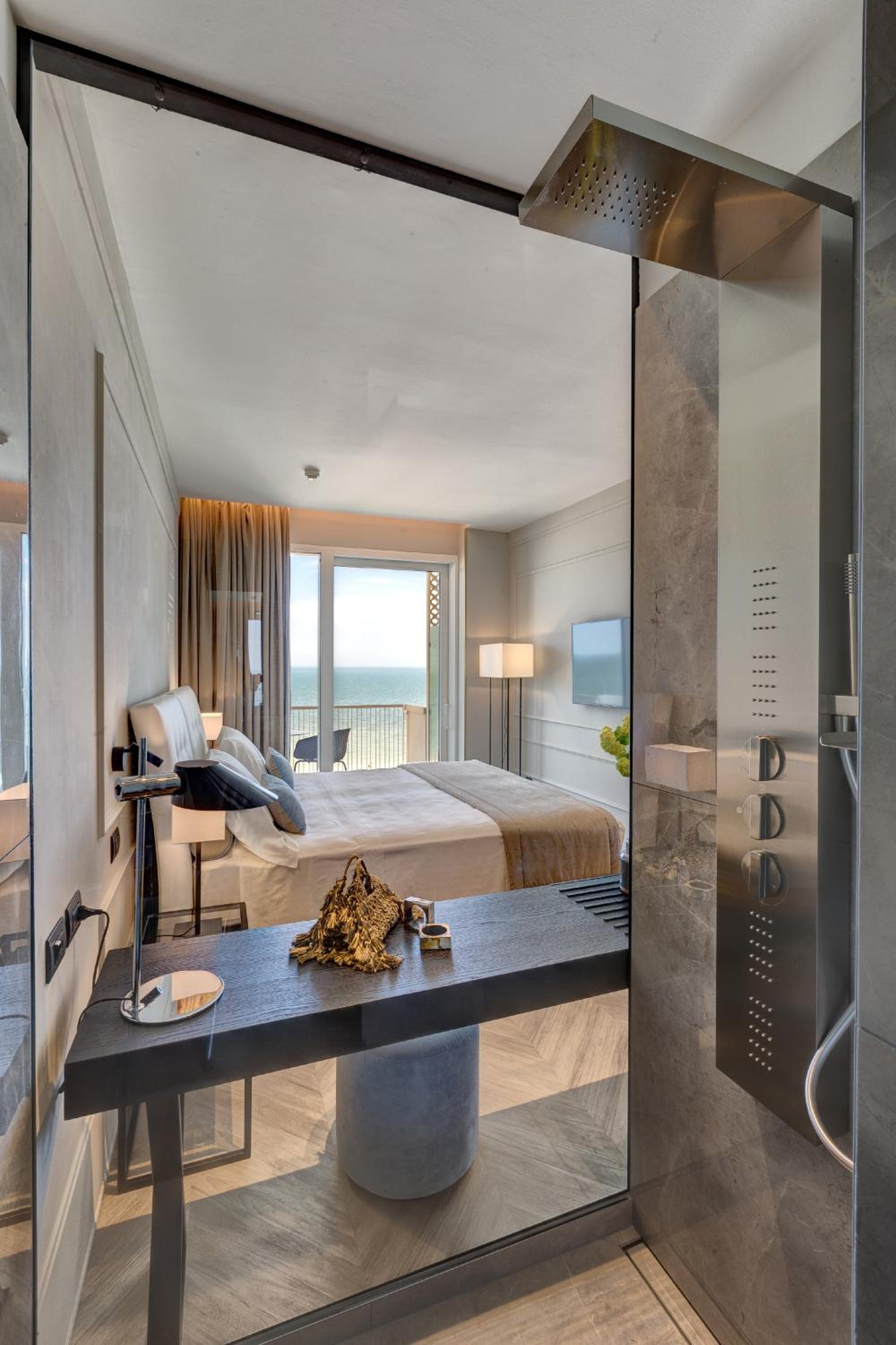 Queen Room with Sea View - Photo 2