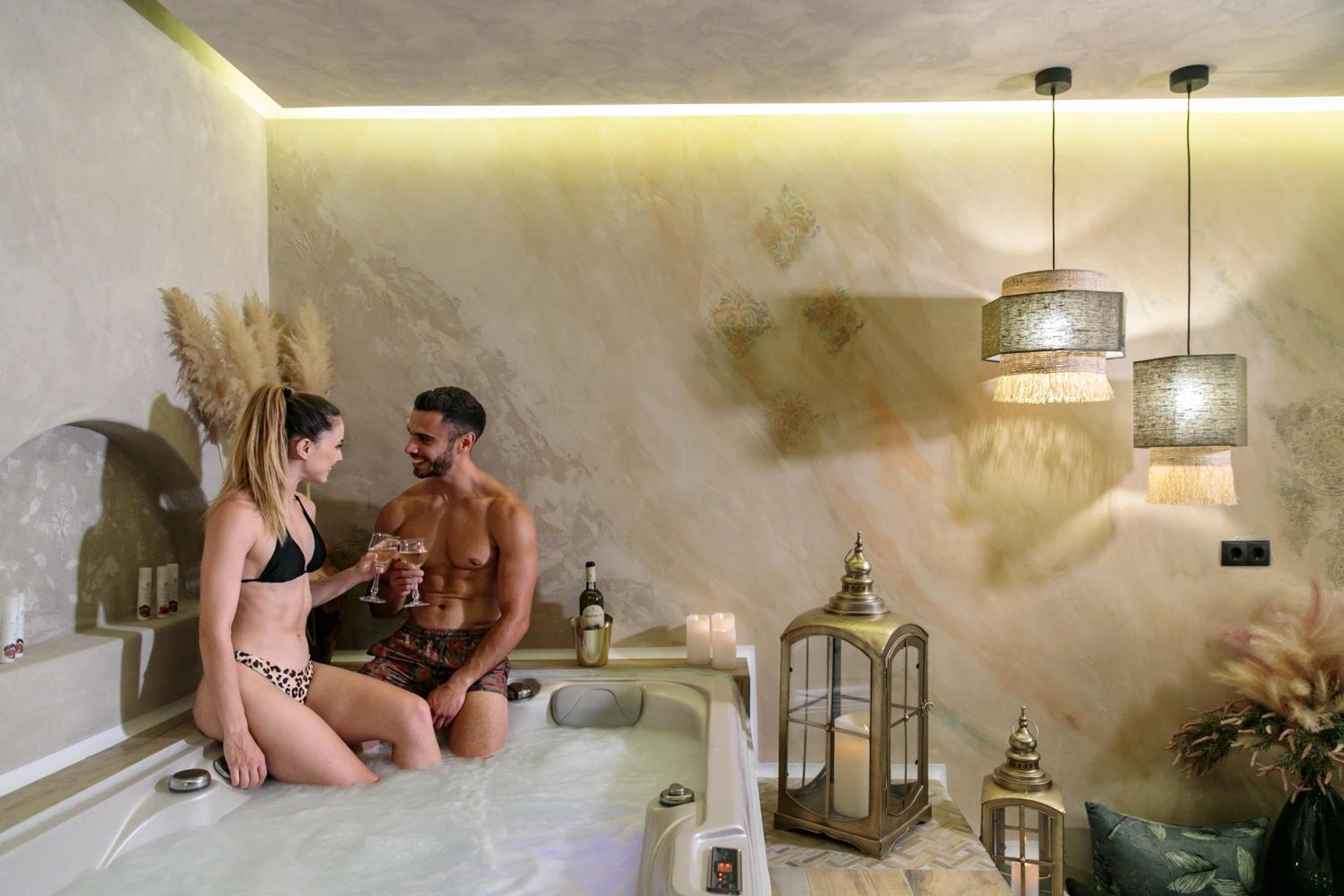 Suite with Hot Tub photo 3