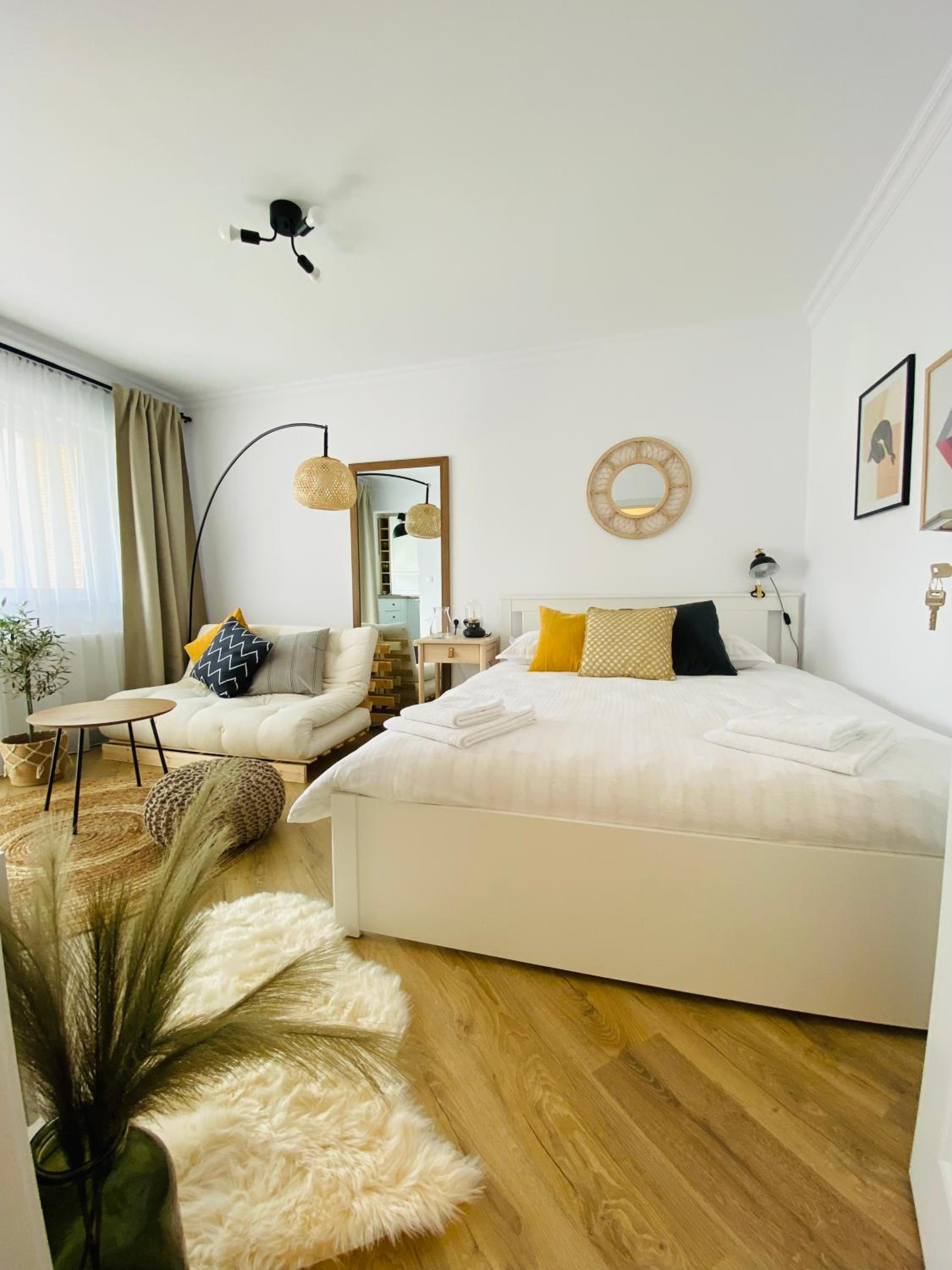 One-Bedroom Apartment - Photo 2