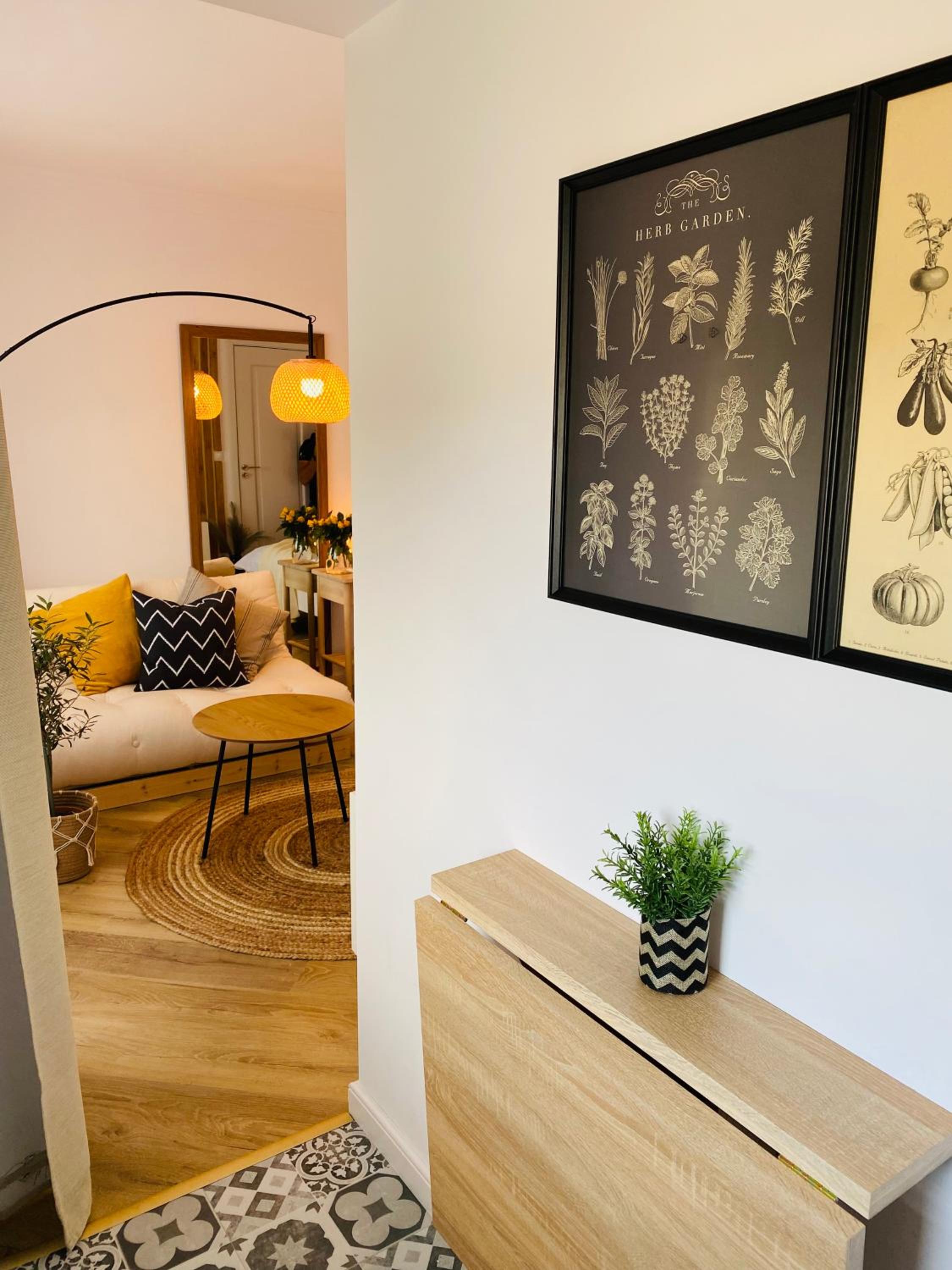 One-Bedroom Apartment - Photo 3