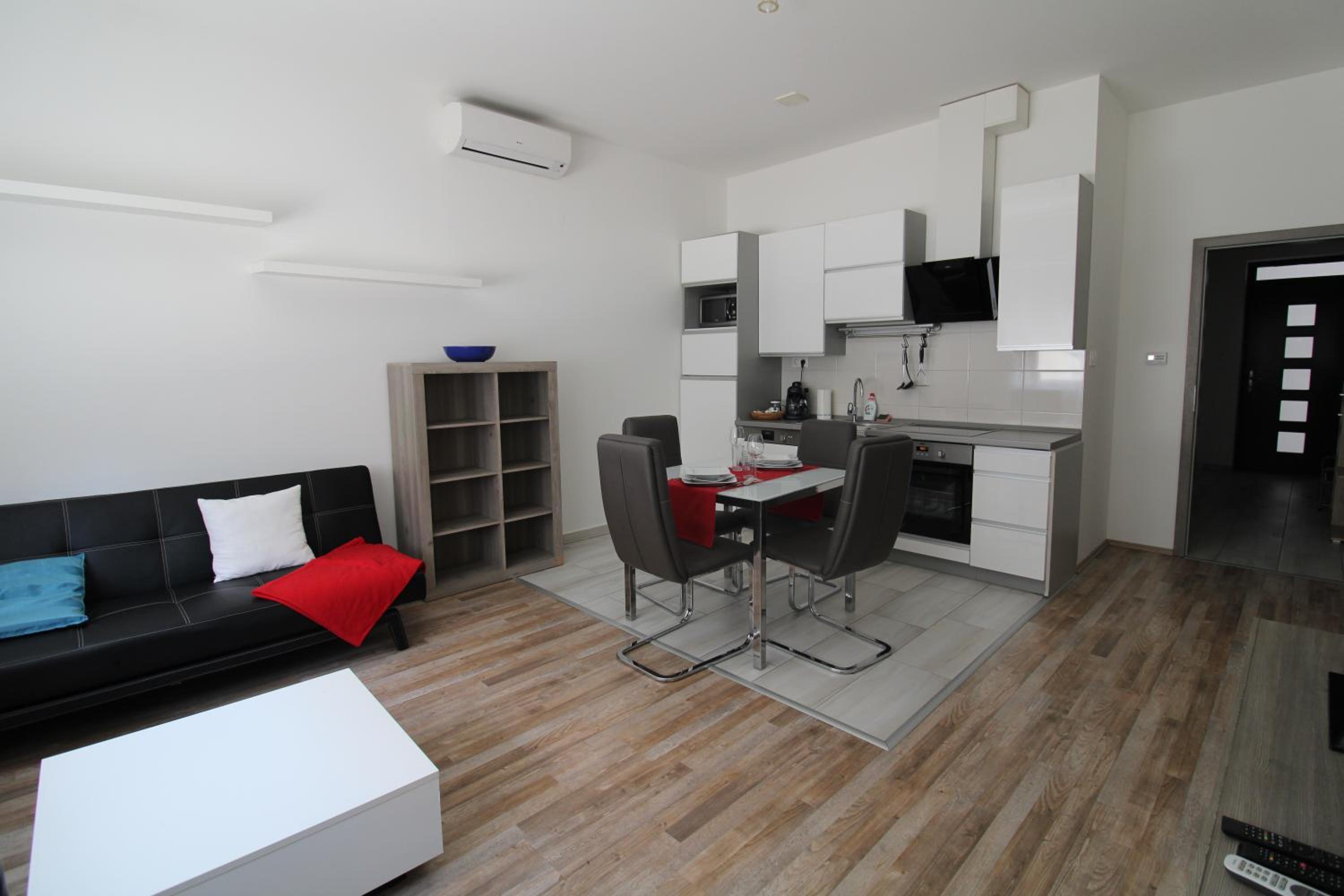 One-Bedroom Apartment photo 1