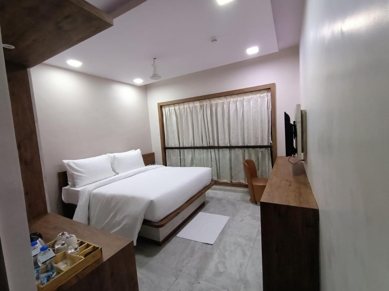 Deluxe Room - Photo 5