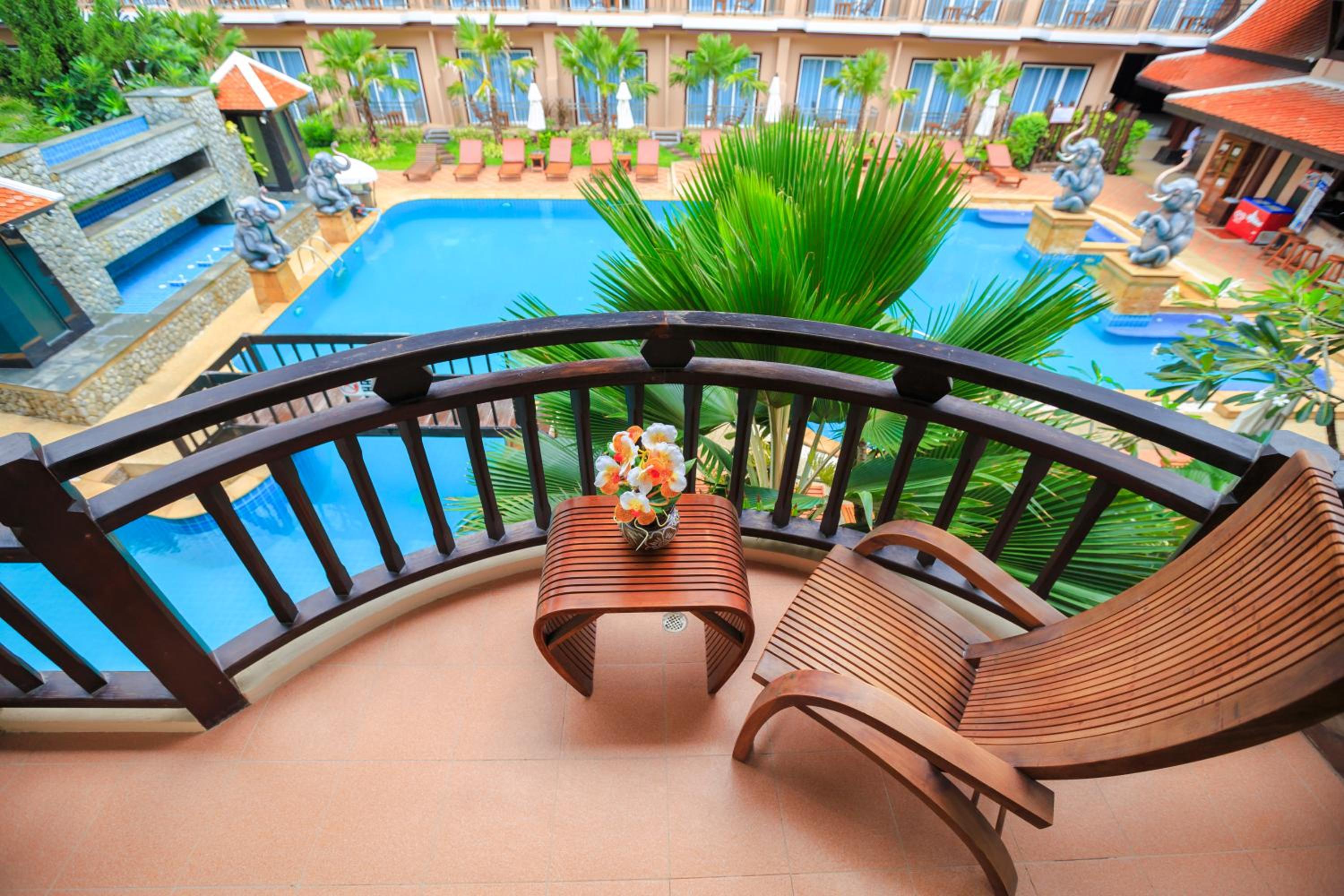 Deluxe Double or Twin Room with Pool View - Photo 8