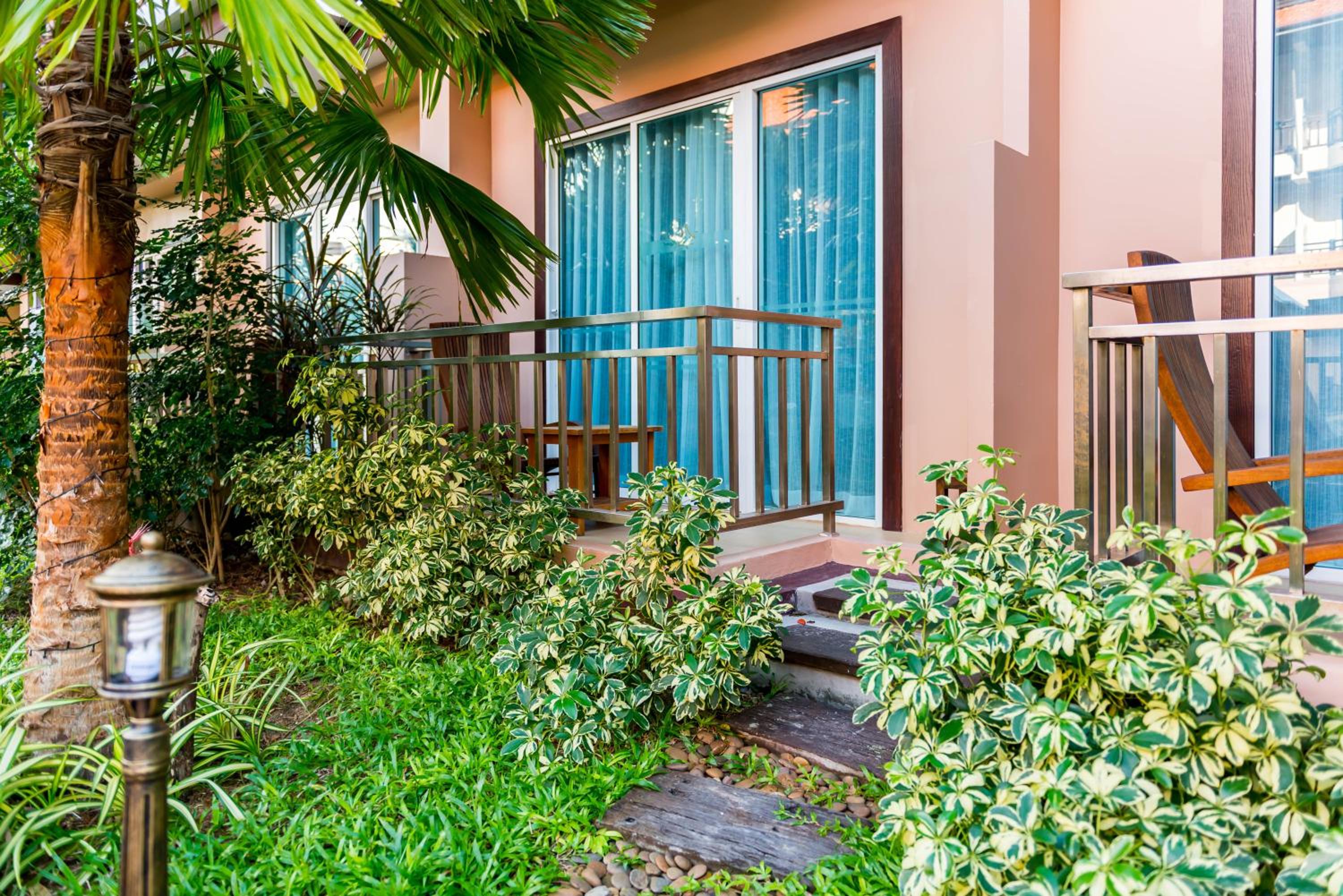 Grand Deluxe Double or Twin Room with Pool View - Photo 7