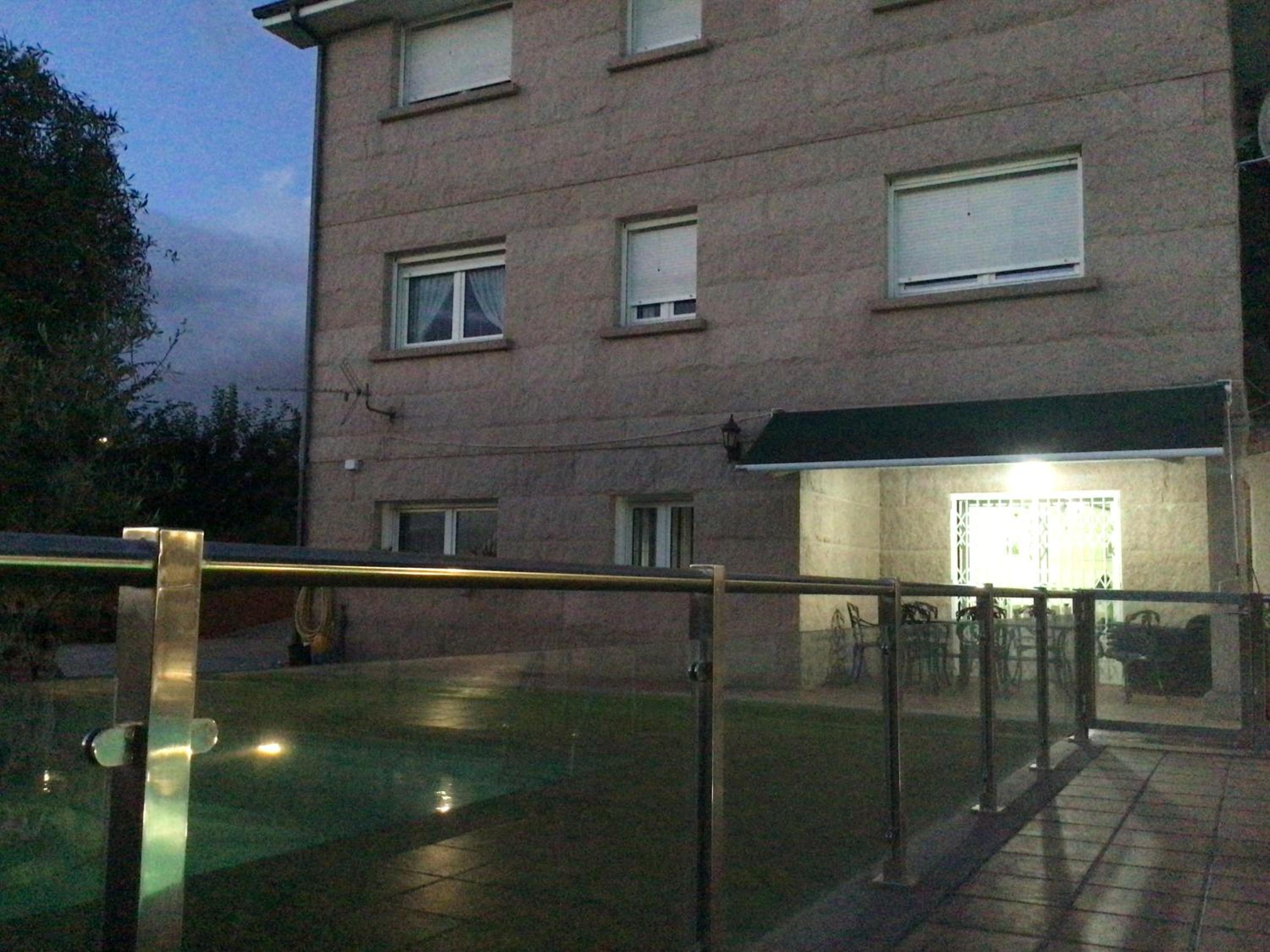 Five-Bedroom House photo 3