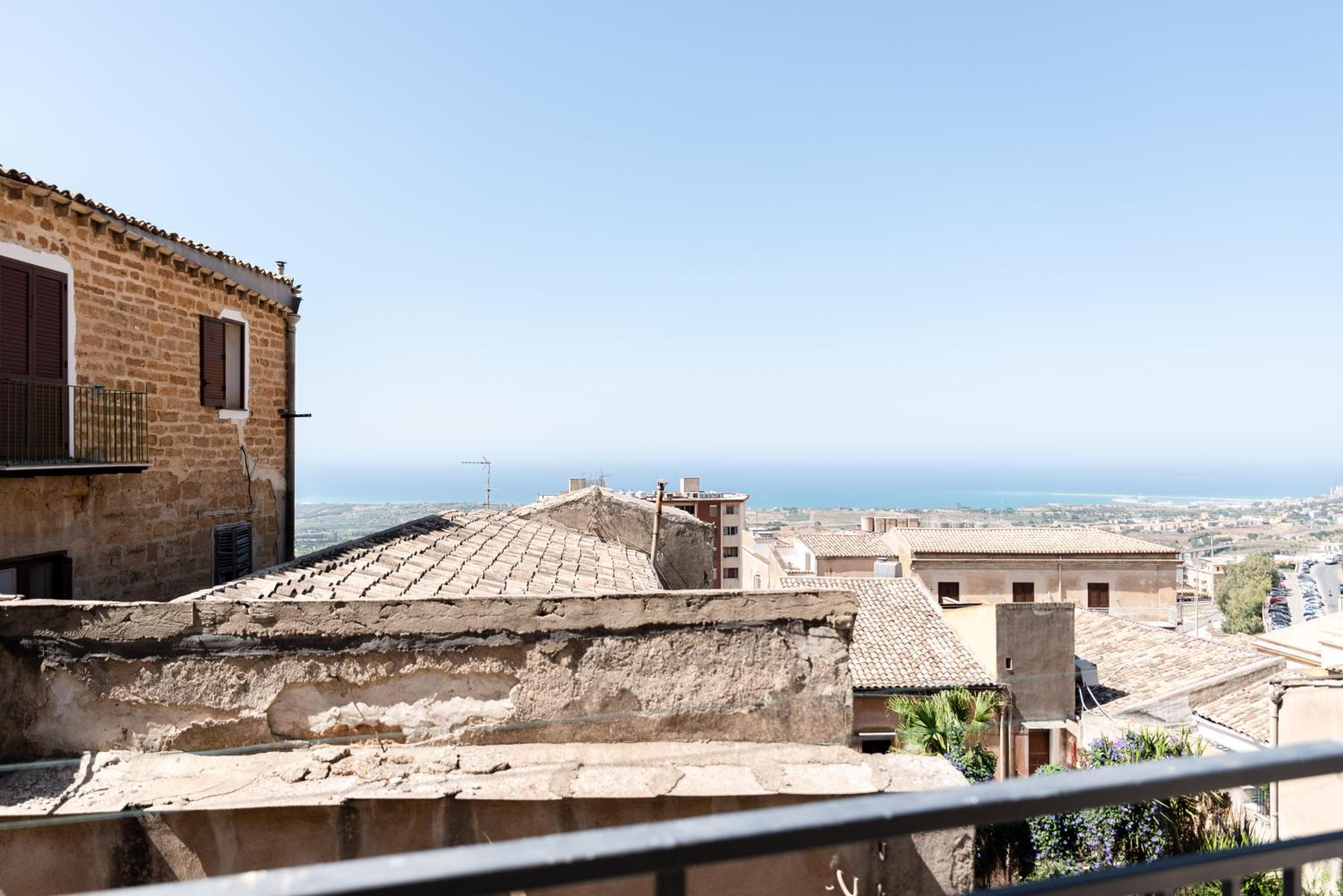 Double Room with Balcony - Photo 5