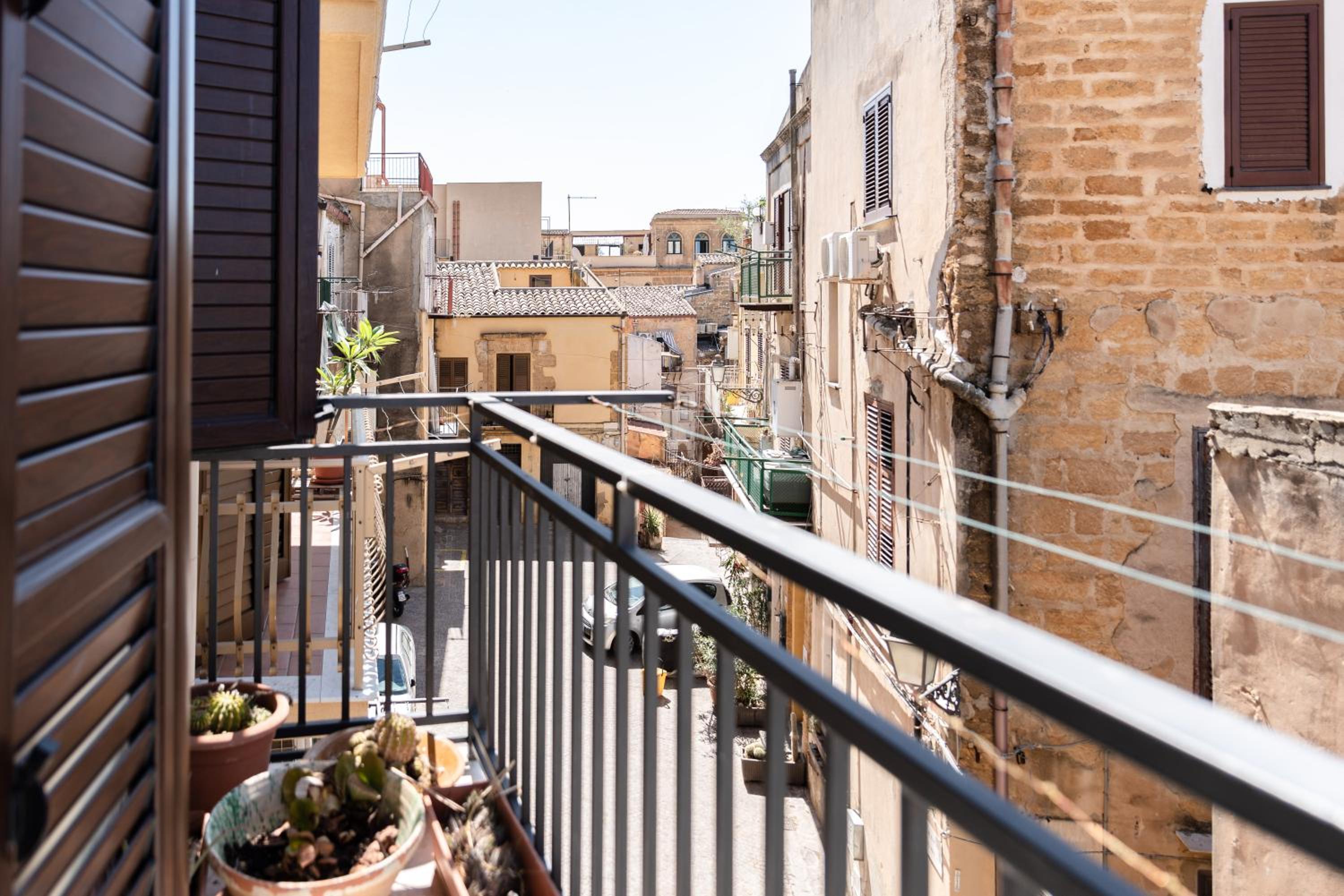 Double Room with Balcony - Photo 6