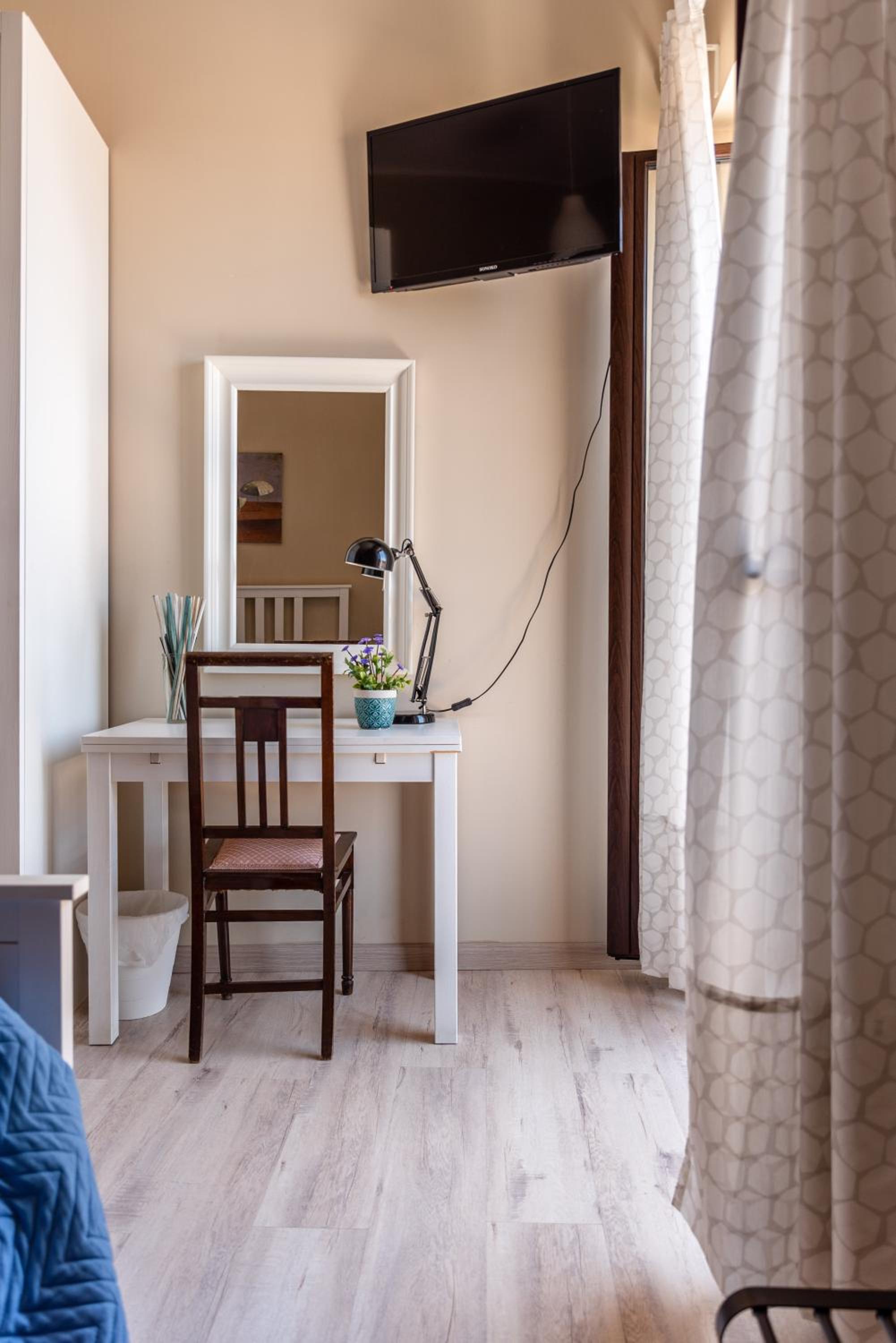 Double Room with Balcony - Photo 2