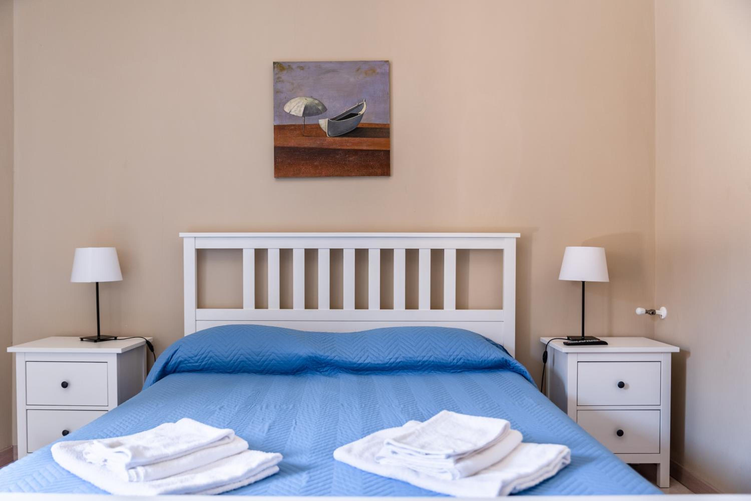 Double Room with Balcony - Photo 9