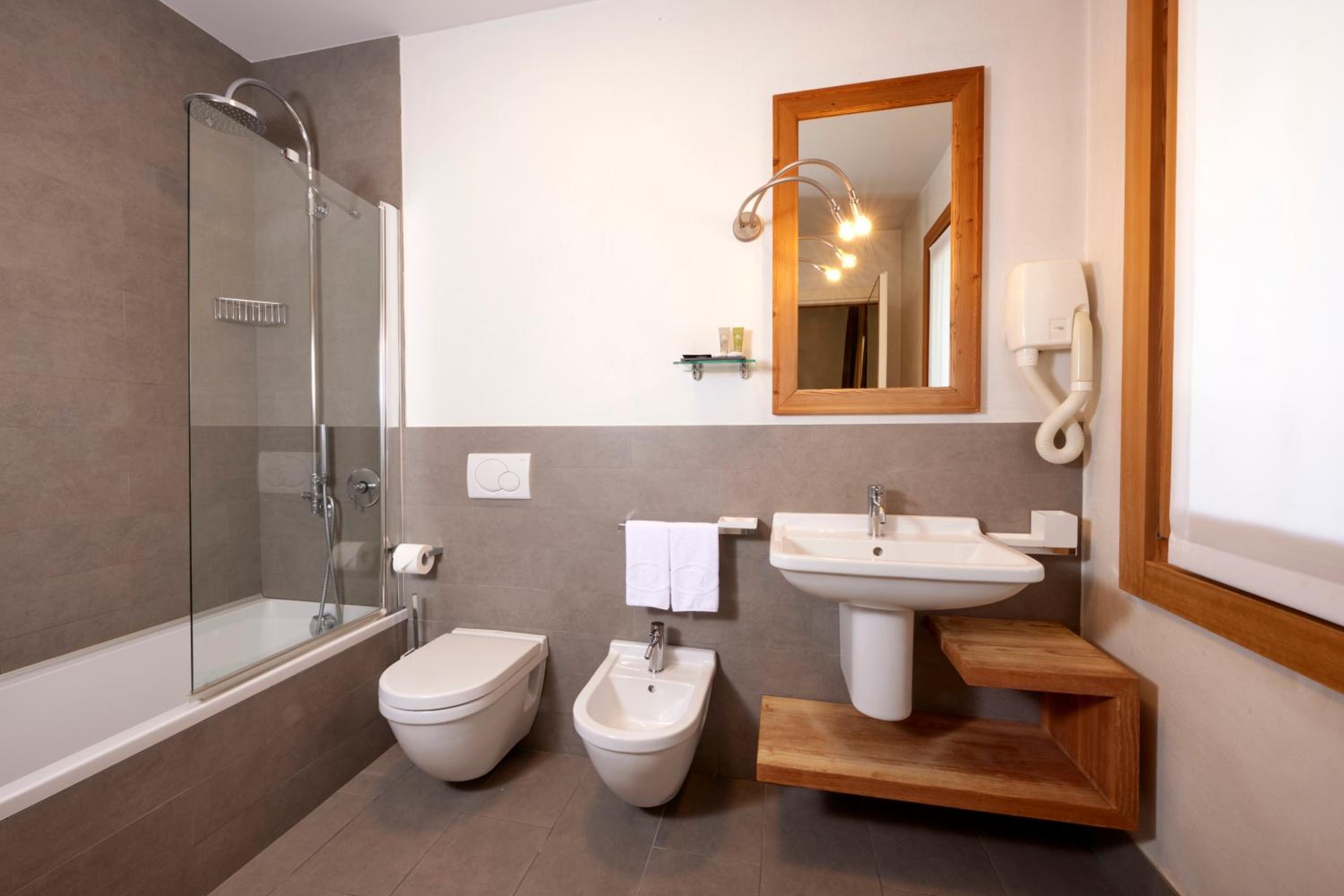 Standard Double or Twin Room with Balcony - Photo 4