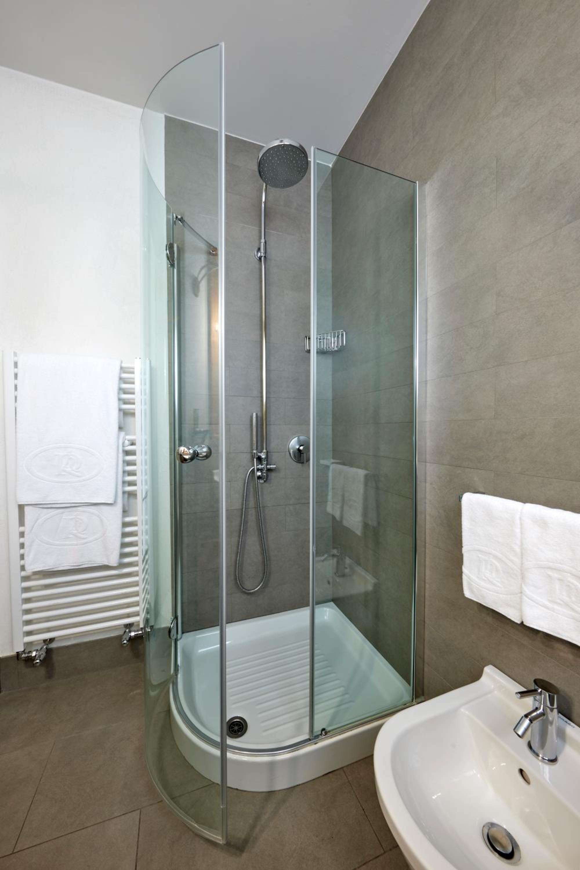 Standard Double or Twin Room with Balcony - Photo 5