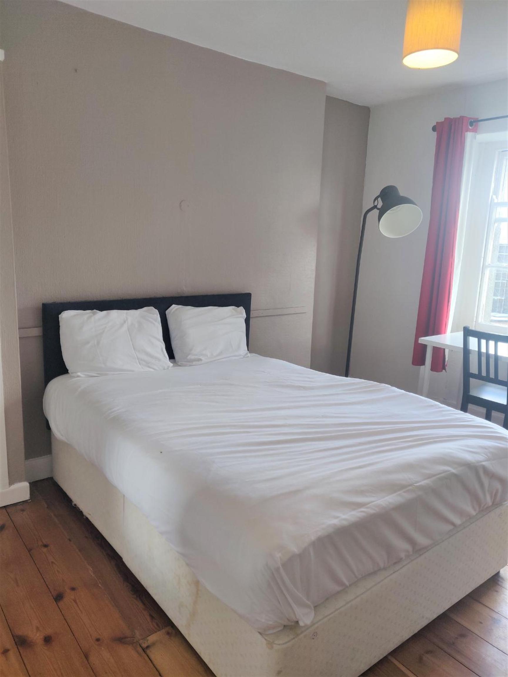 Large Single Room with Shared Bathroom