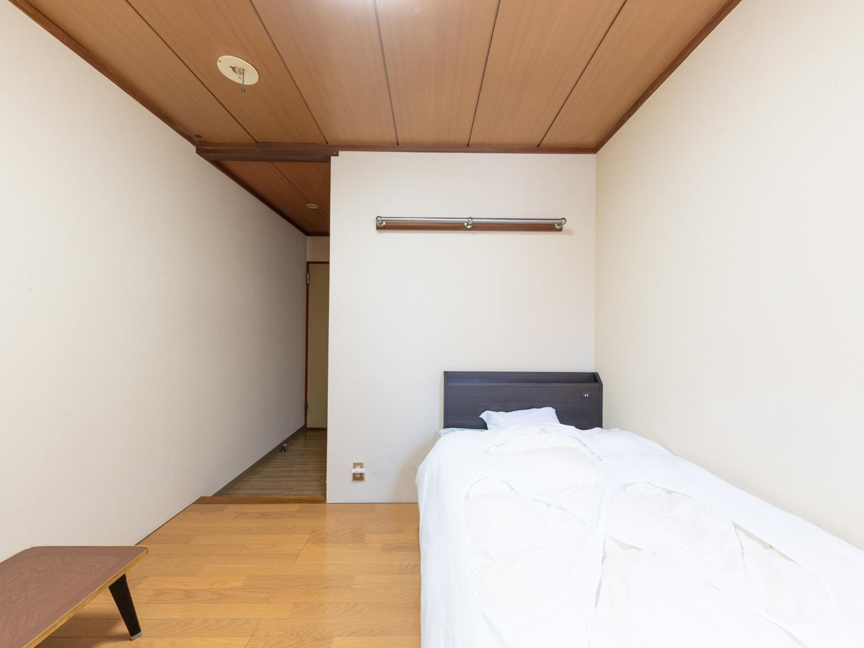 Single Room with Shared Shower and Toilet photo 2