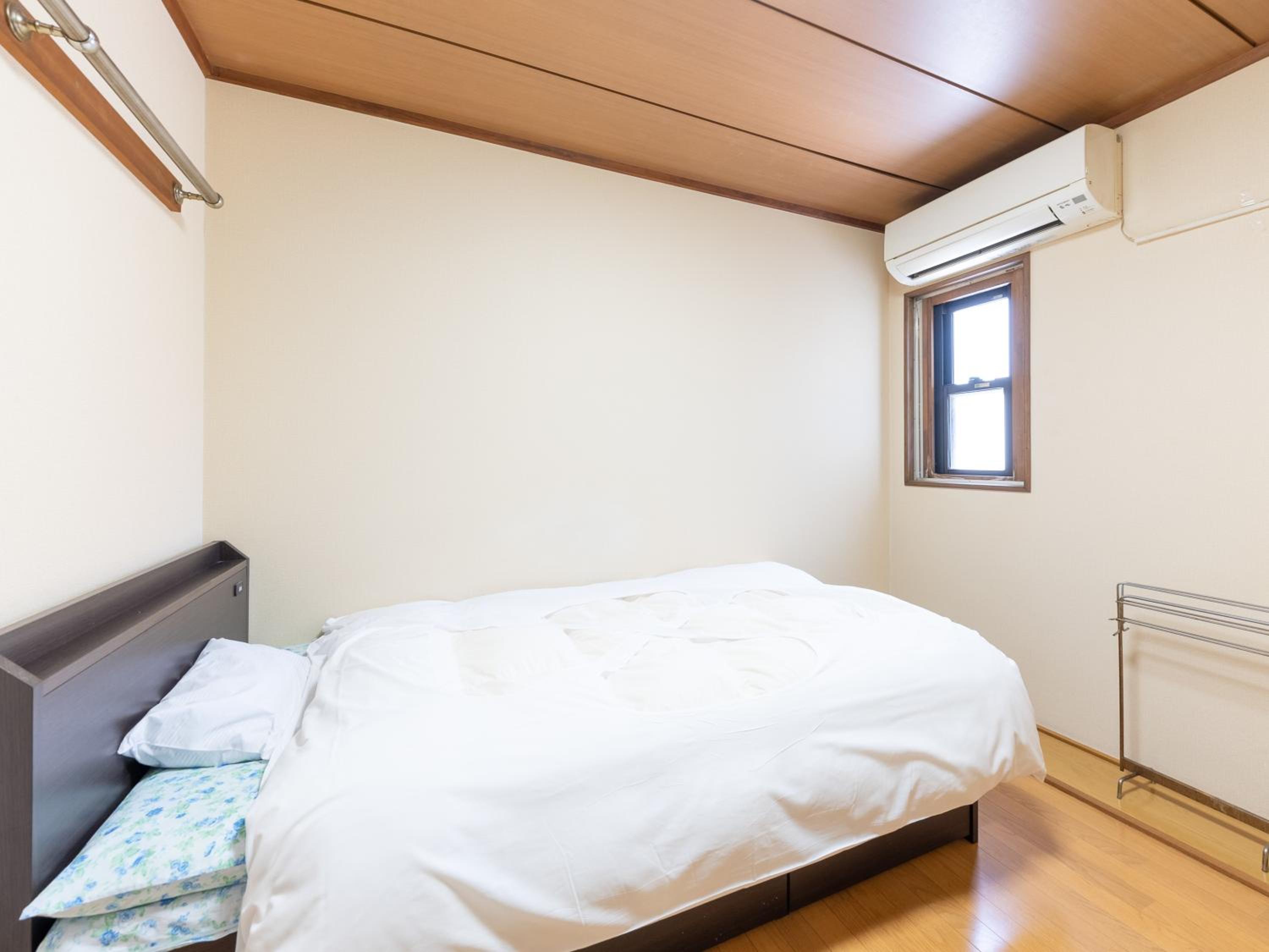 Single Room with Shared Shower and Toilet photo 3
