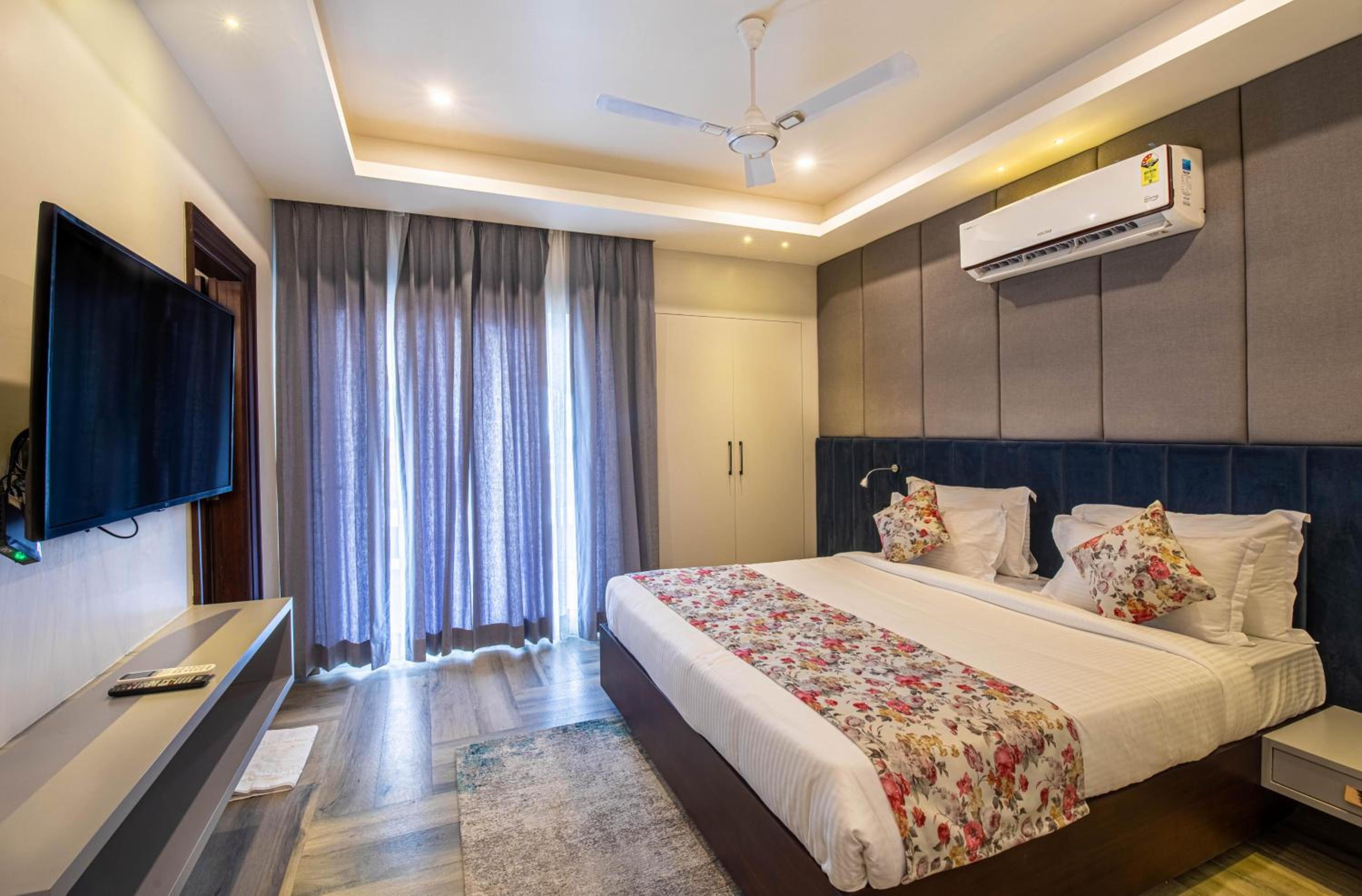 Suite with Hot Tub
