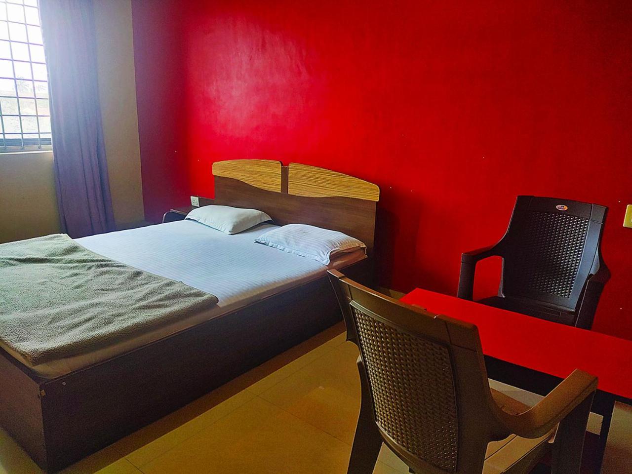 Budget Double Room - Photo 9